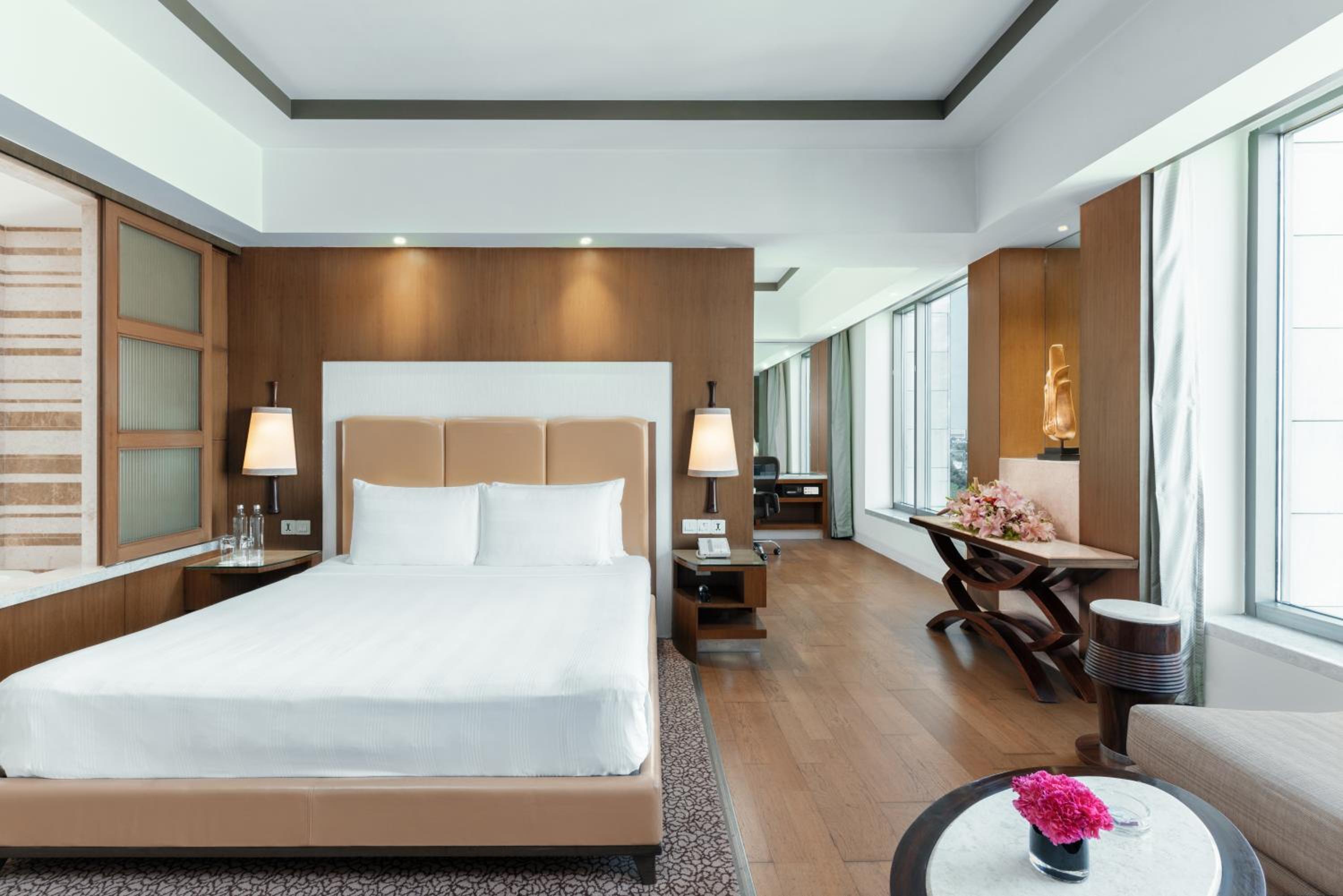 Standard King Room with Lounge Access - Photo 9
