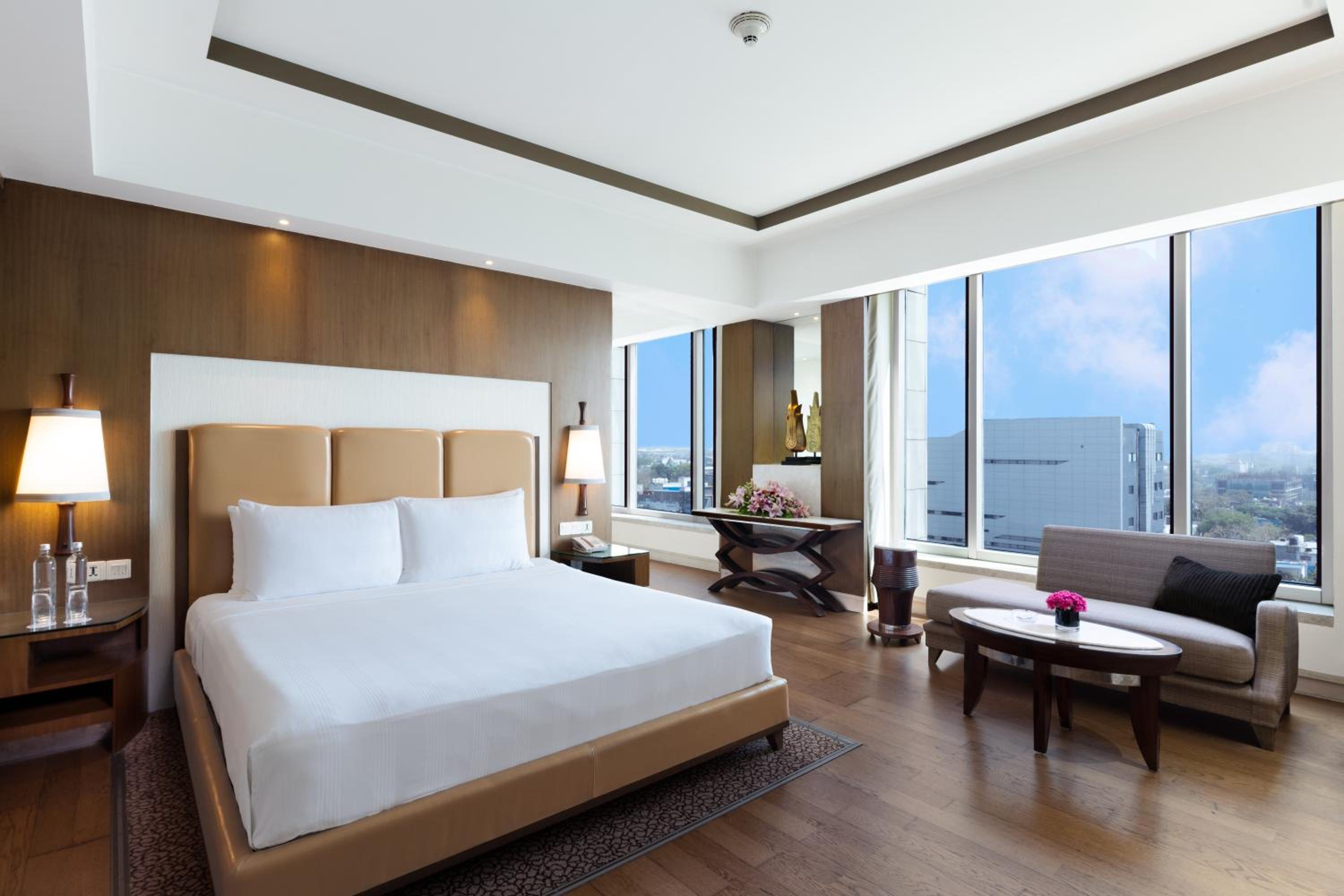 Standard King Room - Non-Smoking Offers Buy1Get1 on Premium beverages between 11amto7pm and 15% discount on Food and Soft beverages, SPA and Laundry - Photo 1