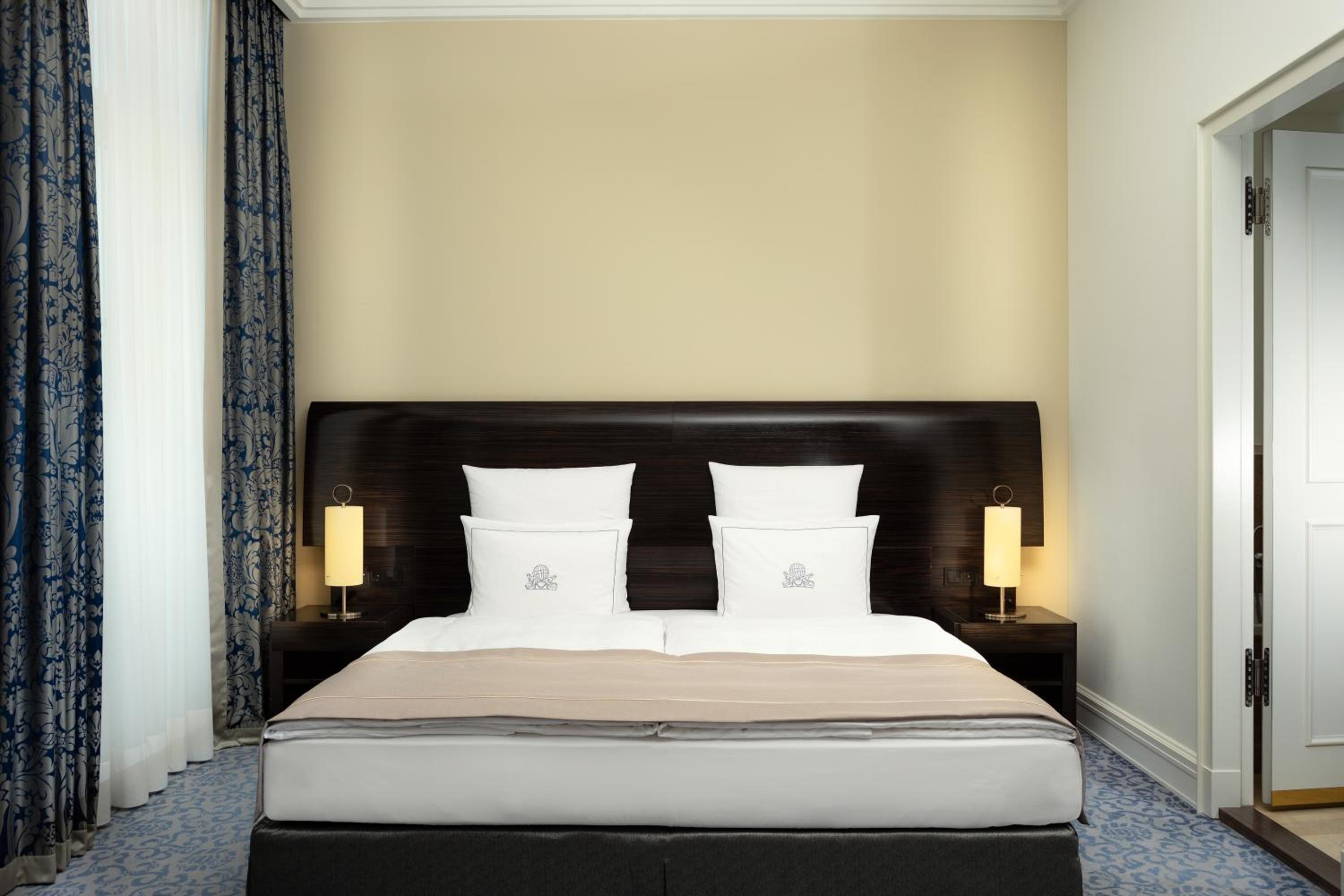 Deluxe Guest Room with 1 King