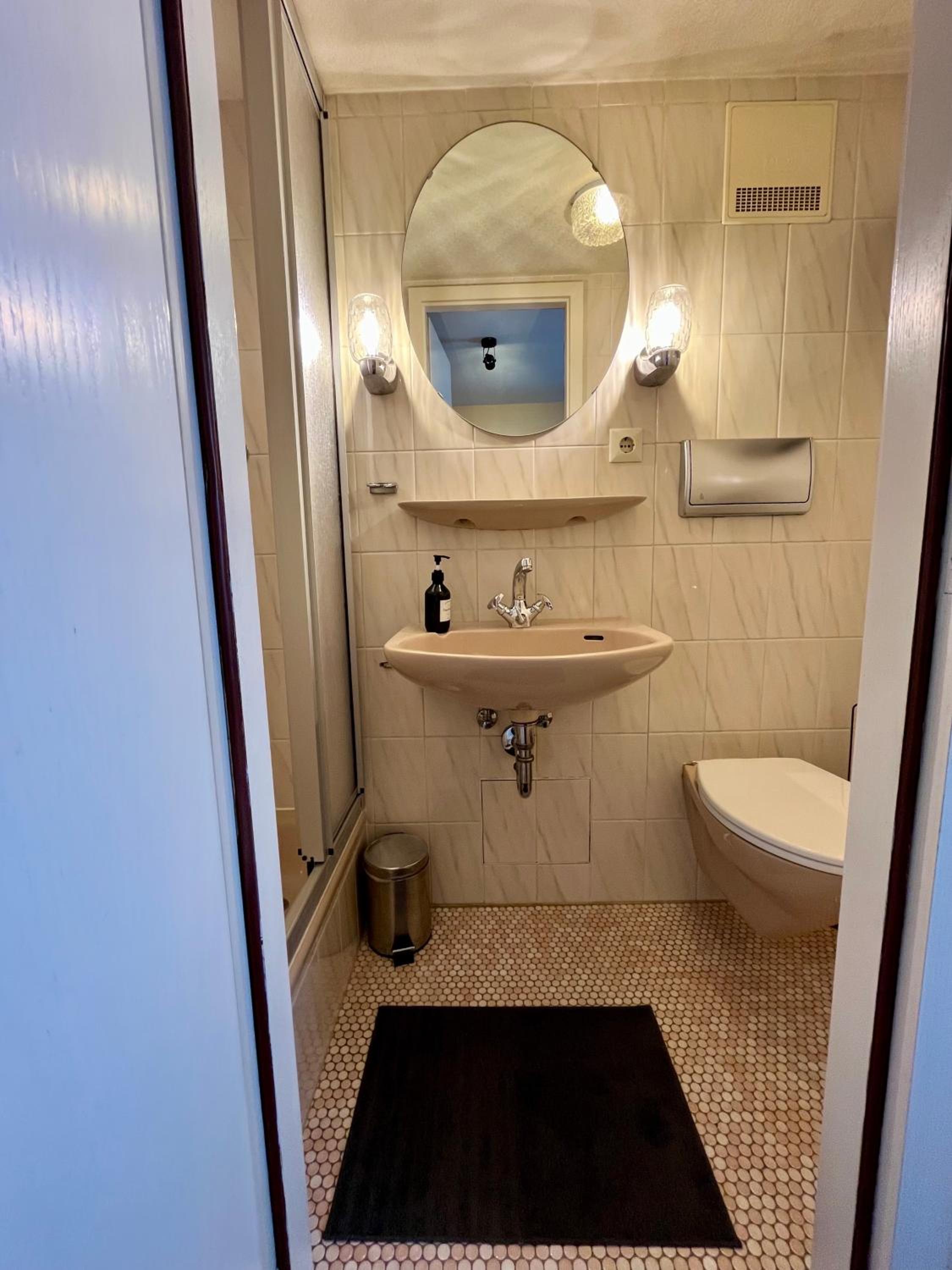 Single Room with Private Bathroom photo 3