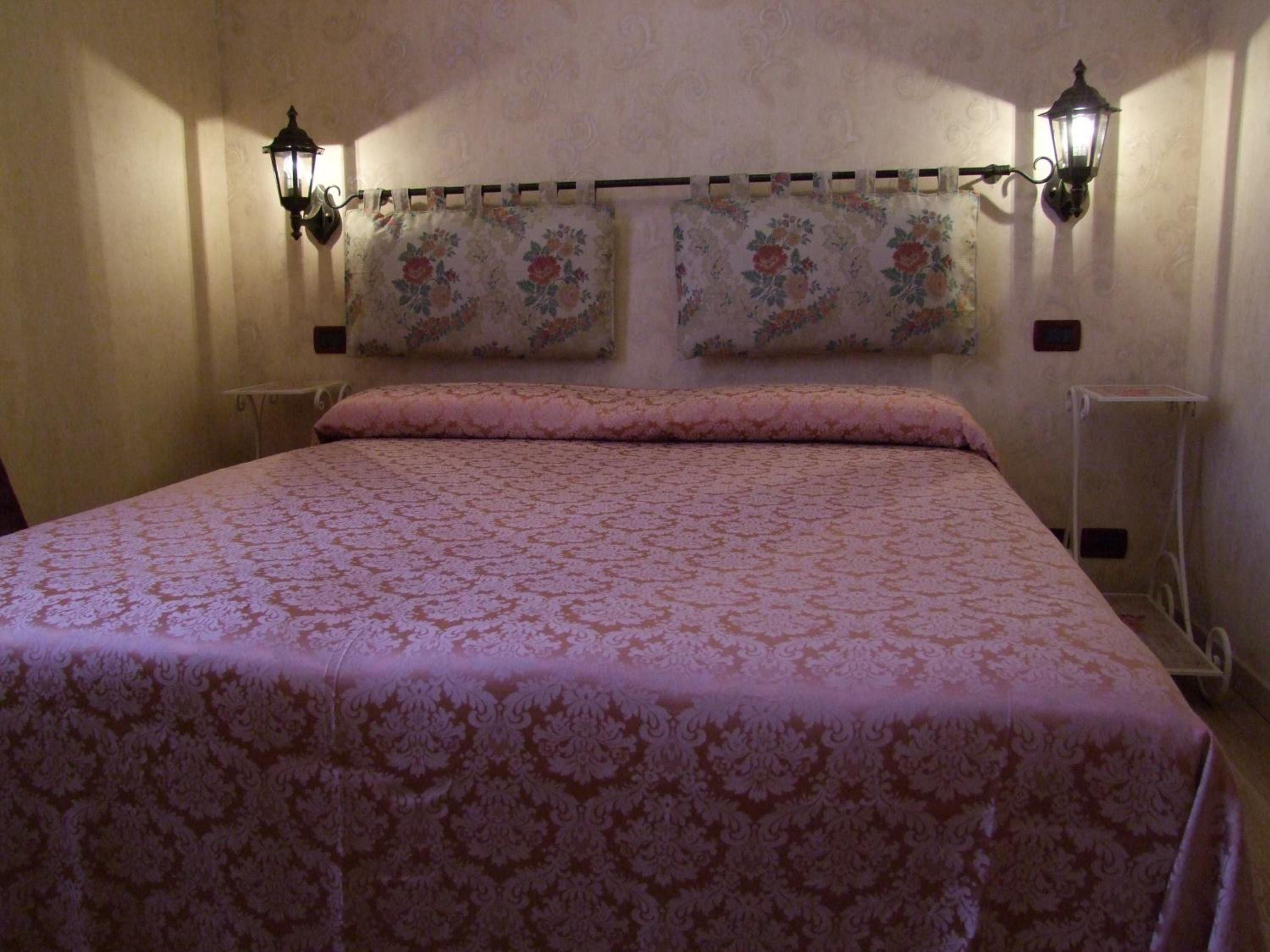 Standard Double Room - Photo 3