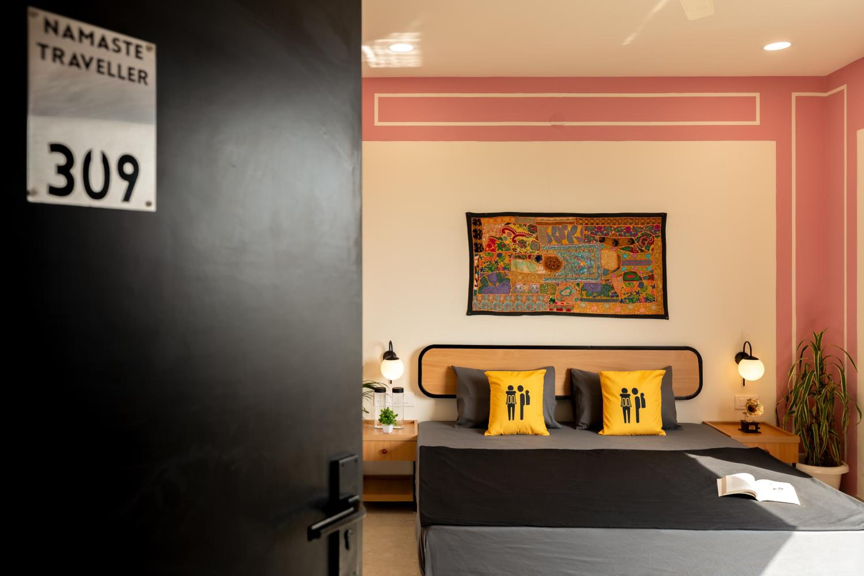 Superior Double Room with City View - Photo 3