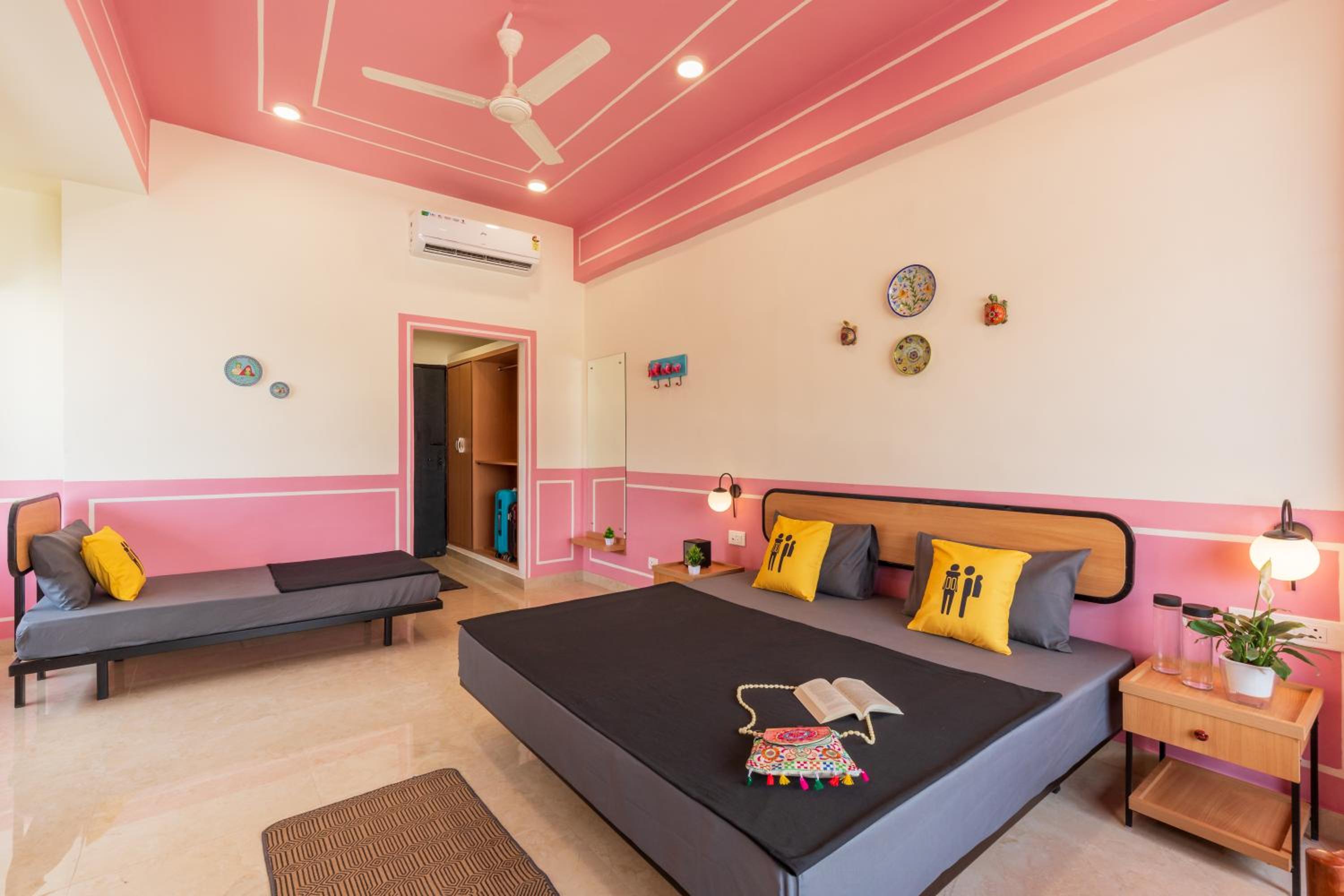  Deluxe Triple Room with City View - Photo 3