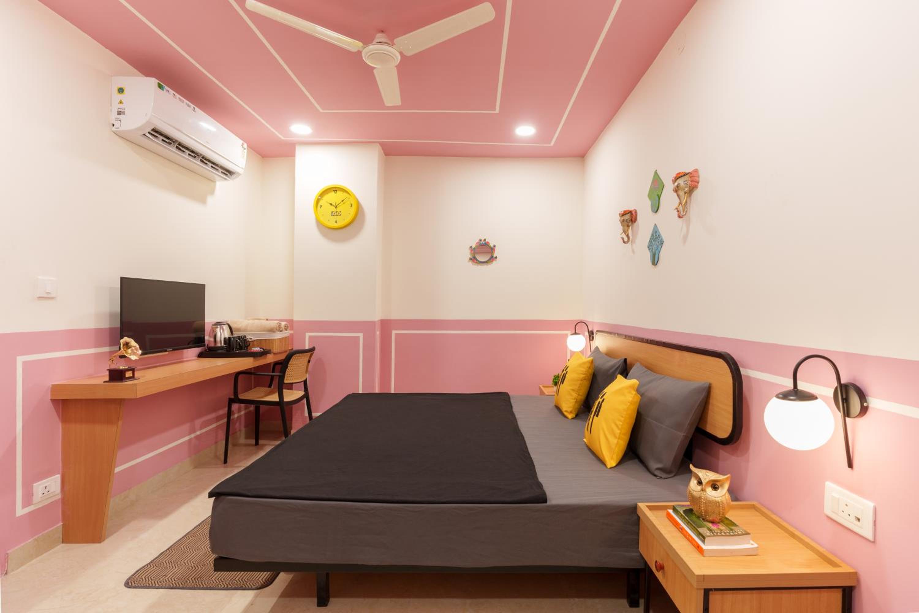 Deluxe Double Room with City View - Photo 3