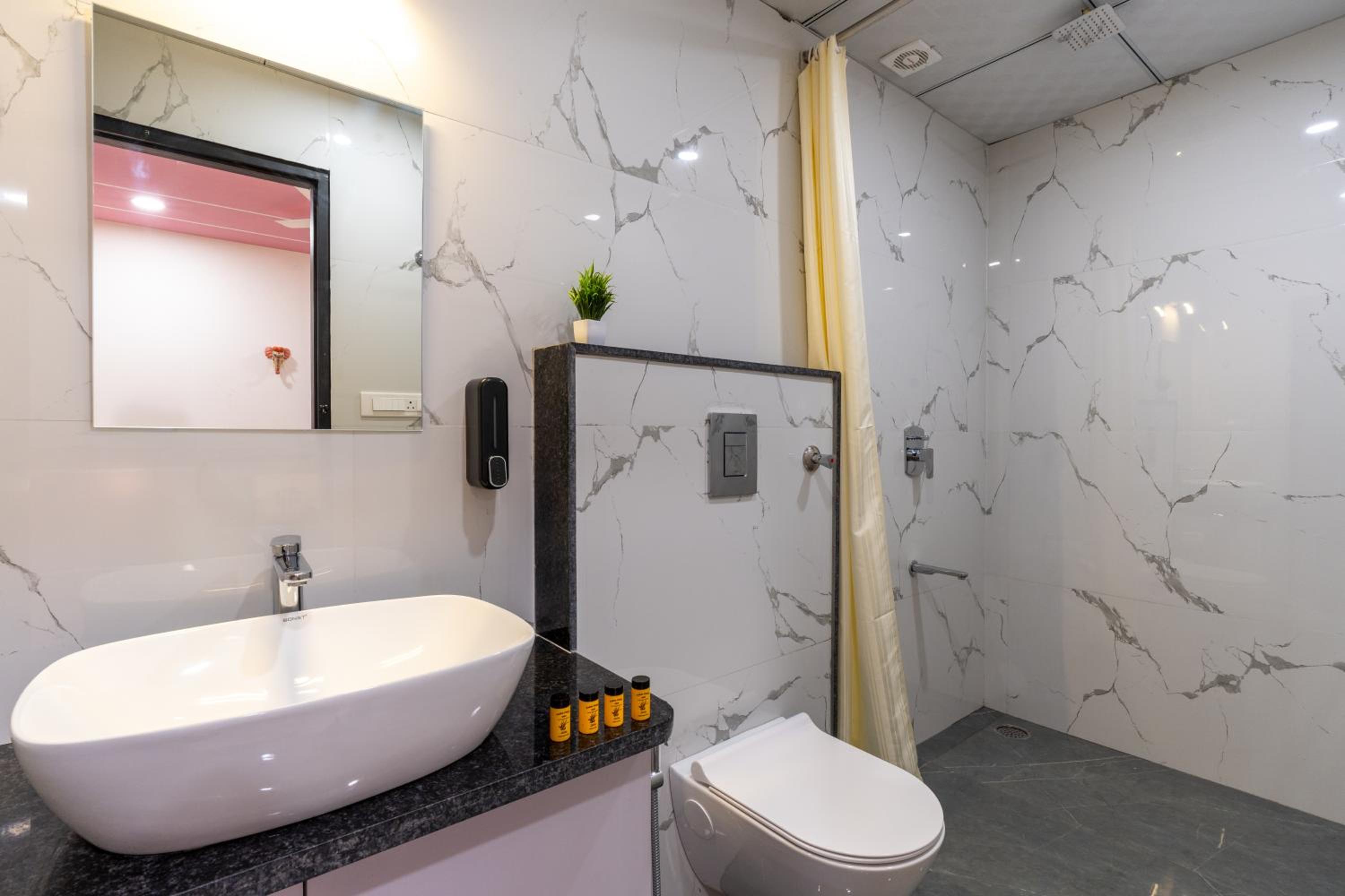 Deluxe Double Room with City View - Photo 2