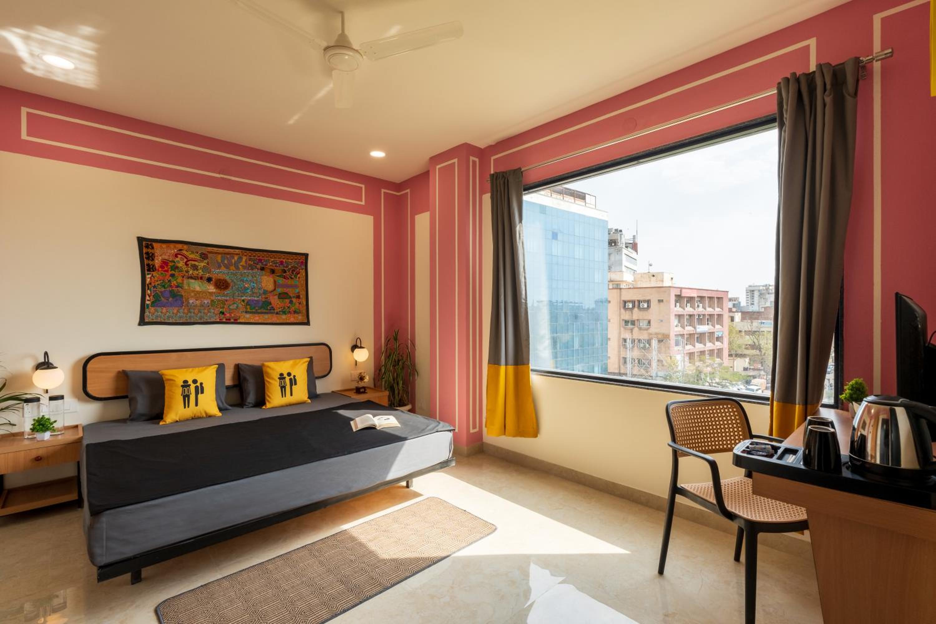 Superior Double Room with City View - Photo 4