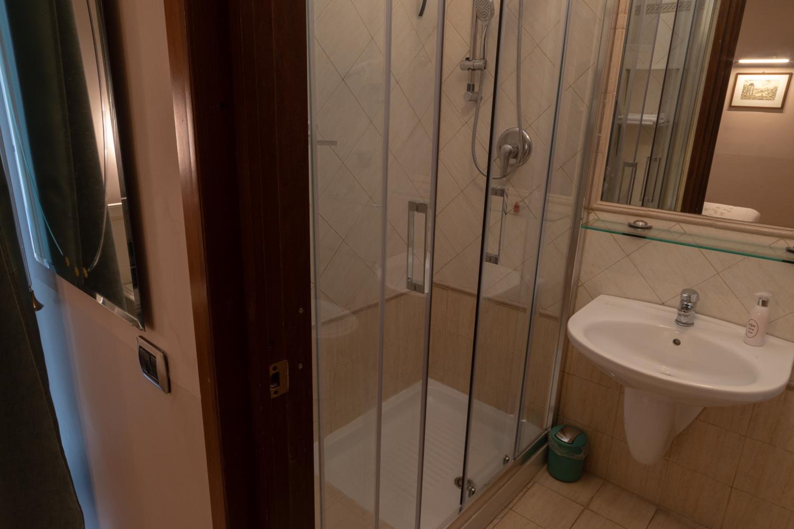 Double or Twin Room photo 3