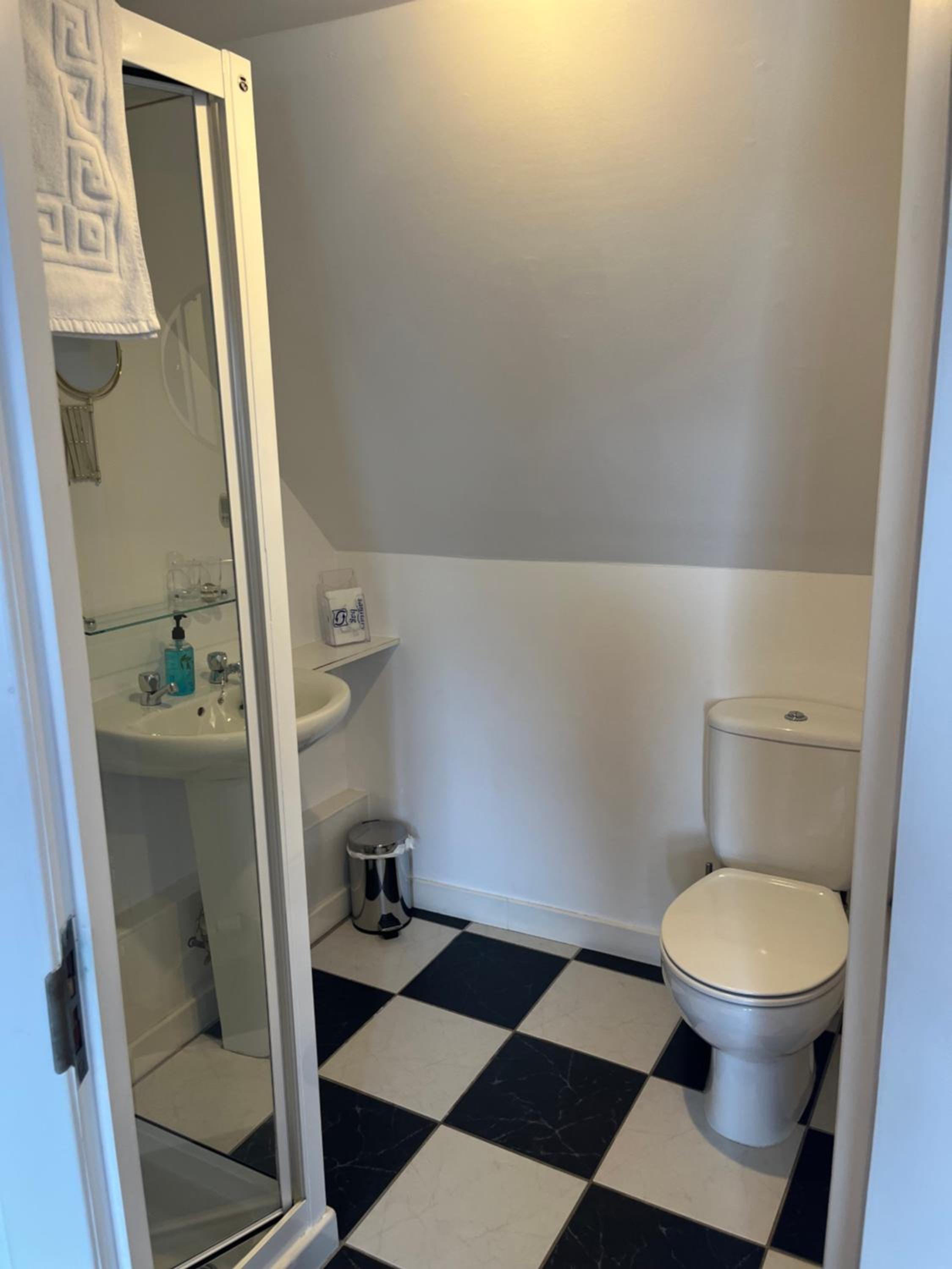 Twin Room with Private Bathroom photo 3