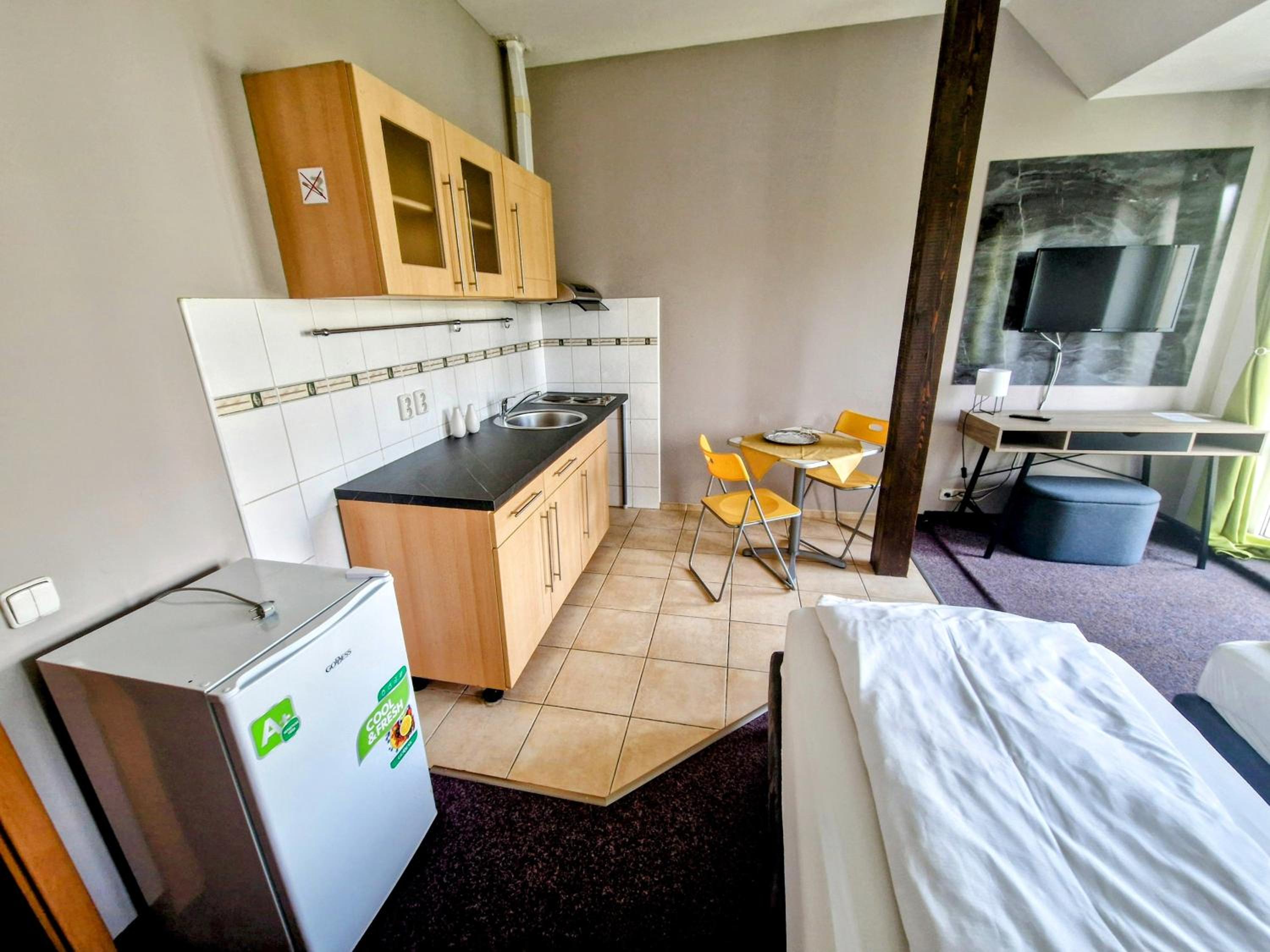 Double or Twin Room with Balcony - Photo 2