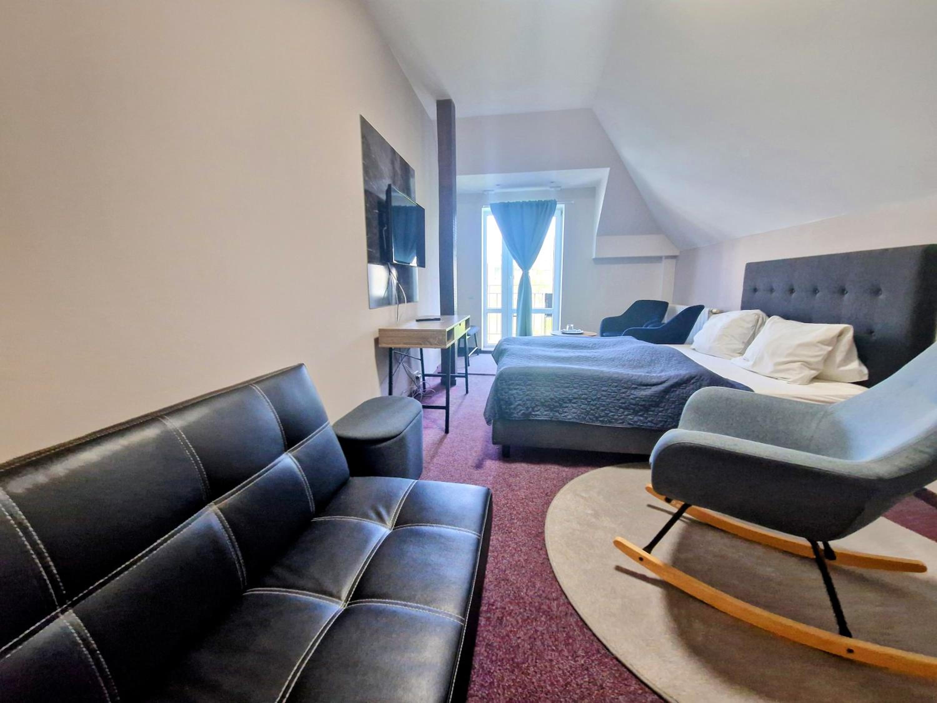 Comfort Double Room with Bath and Park View - Photo 1