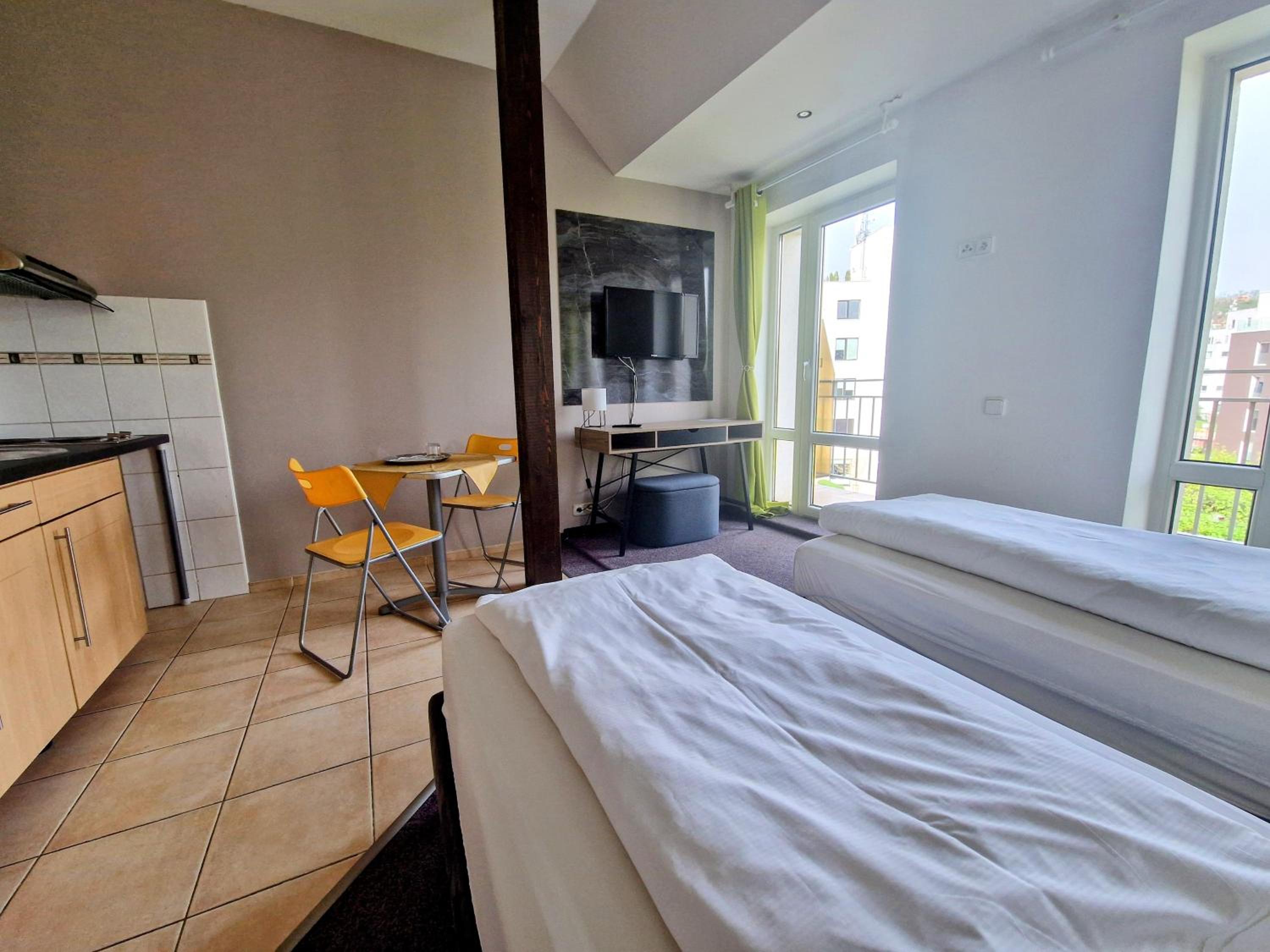 Double or Twin Room with Balcony - Photo 4