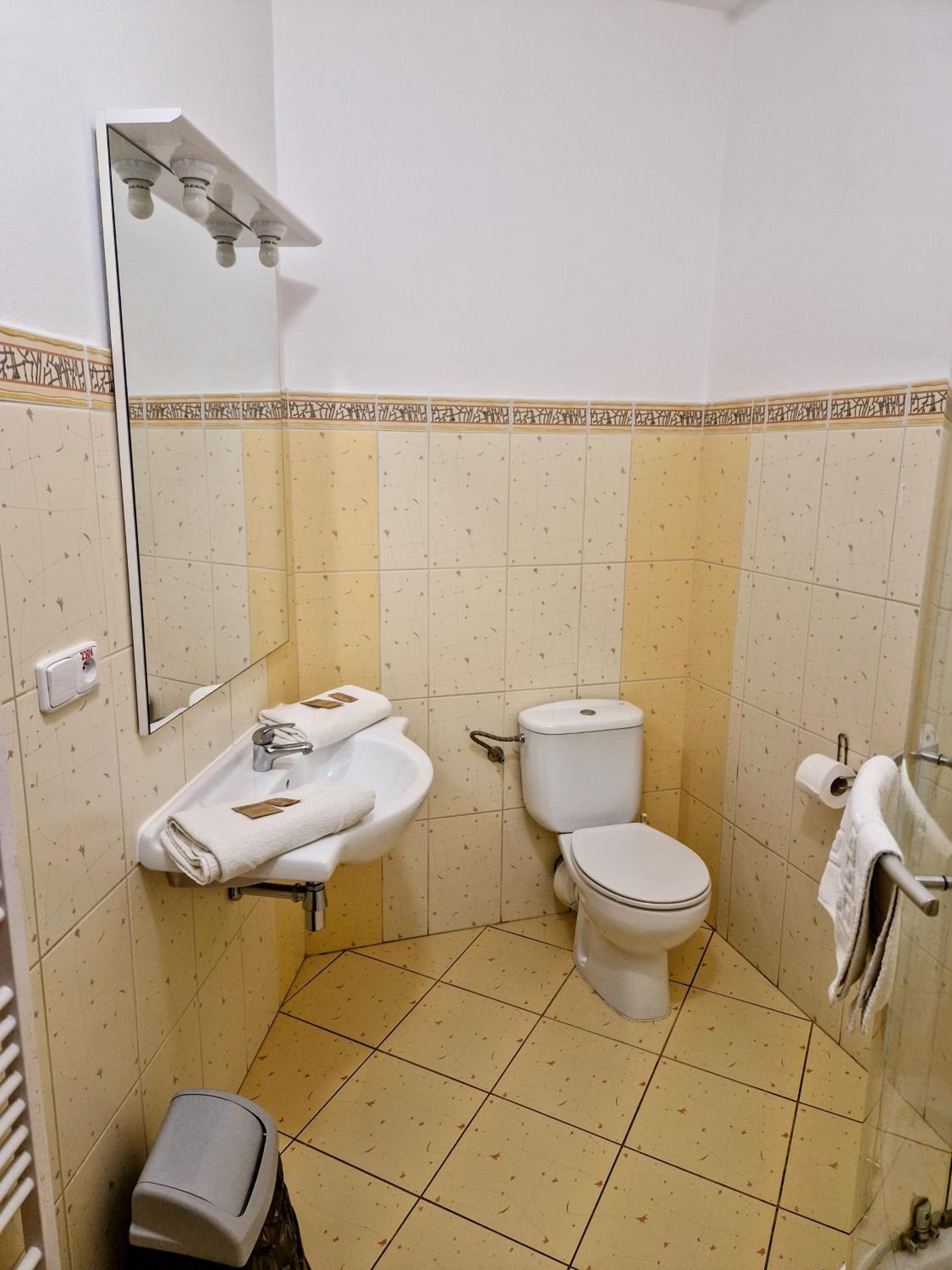 Double or Twin Room with Balcony - Photo 6