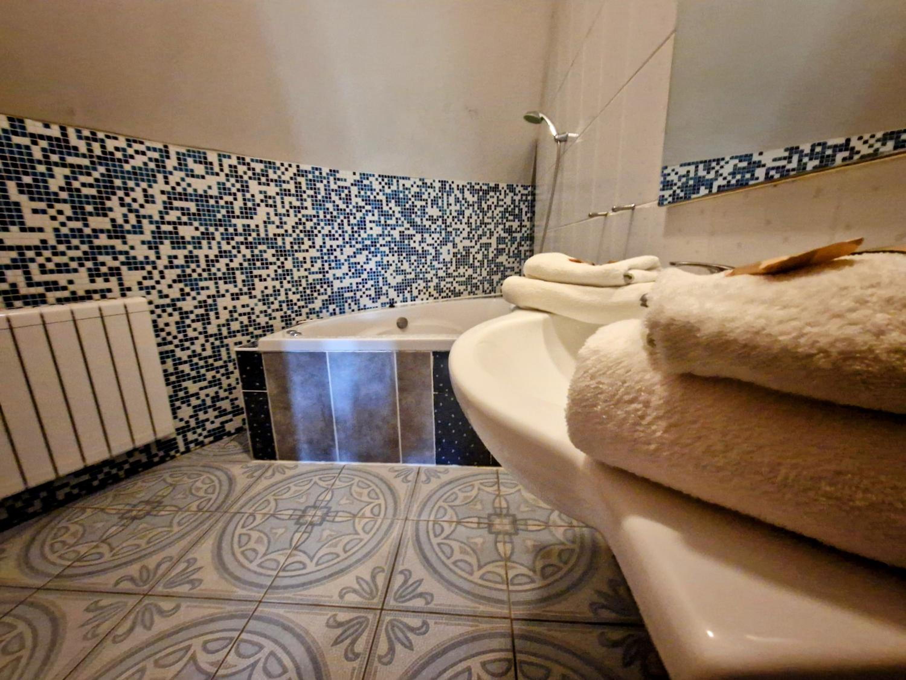 Comfort Double Room with Bath and Park View - Photo 4