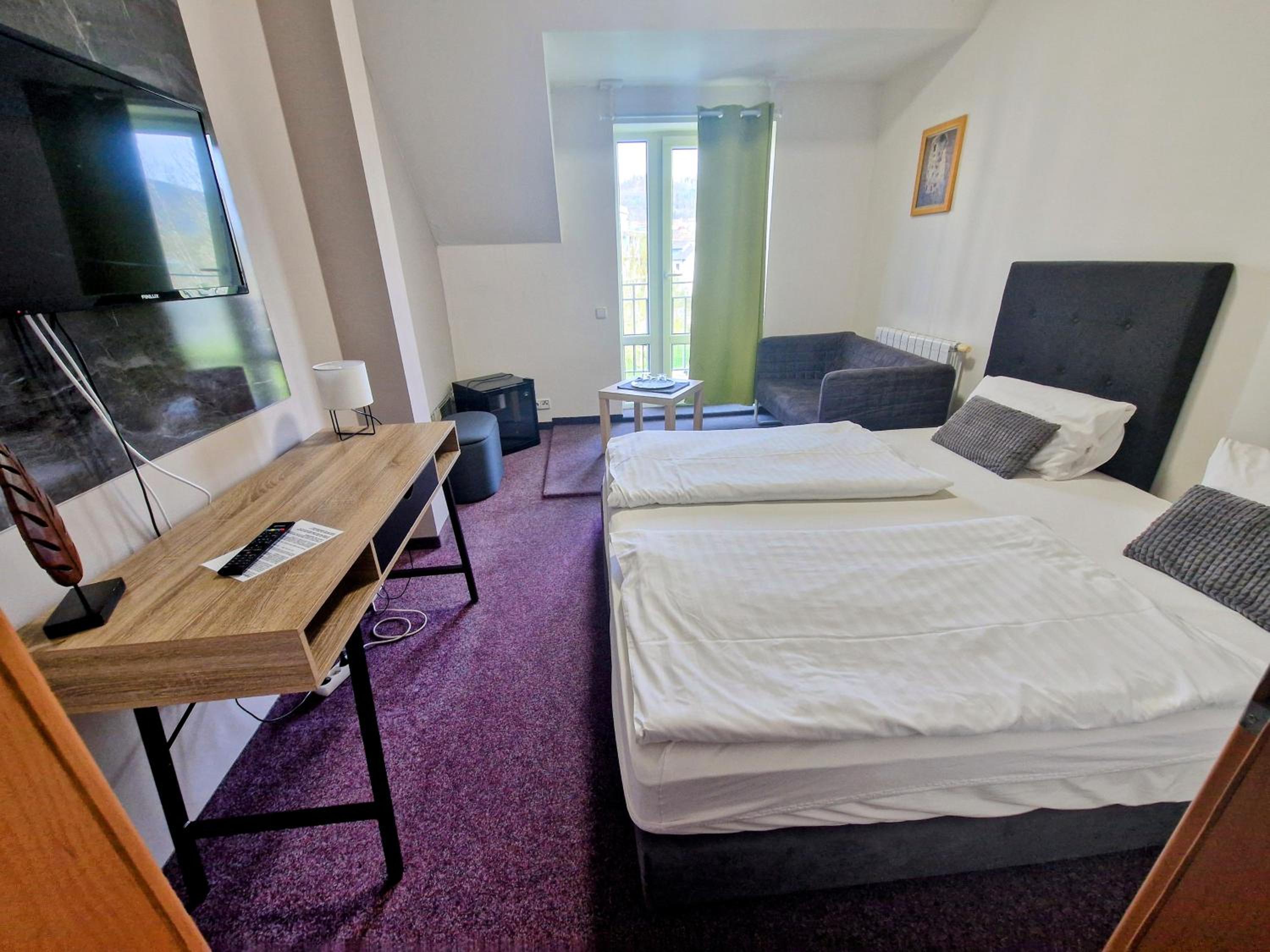 Double or Twin Room with Balcony - Photo 7