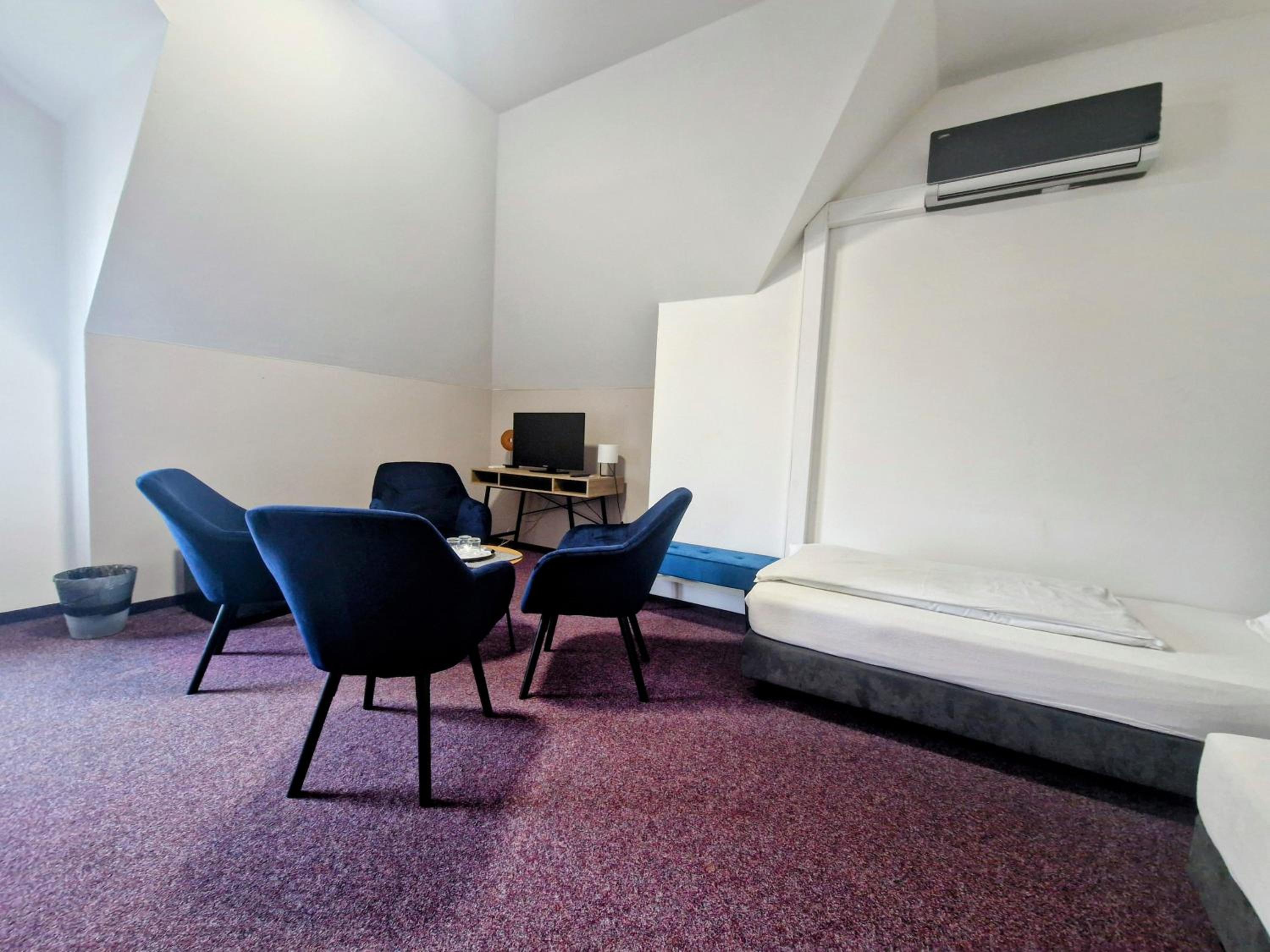 Quadruple Room with Air Conditioning - Photo 1