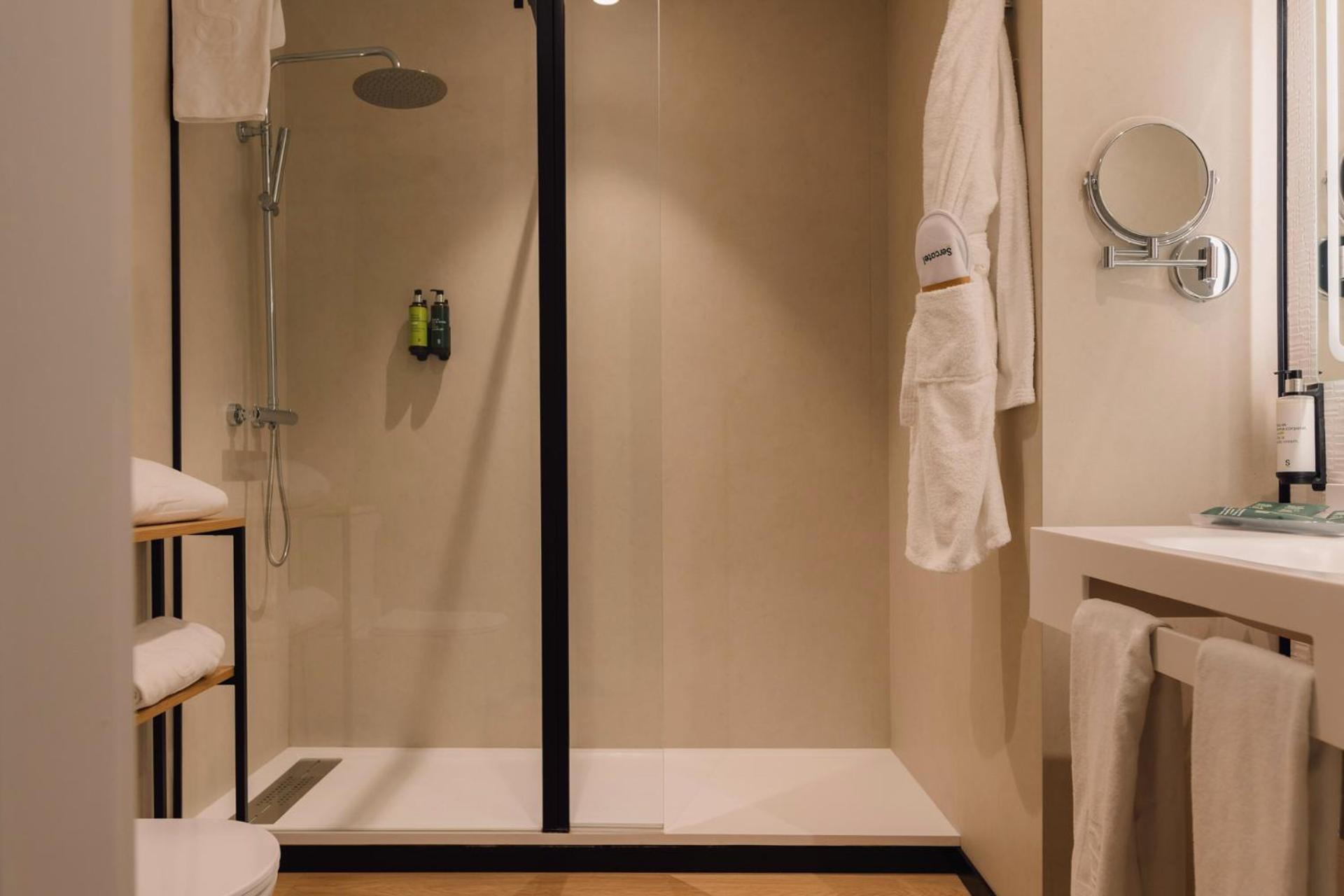 Double or Twin Room - Photo 3