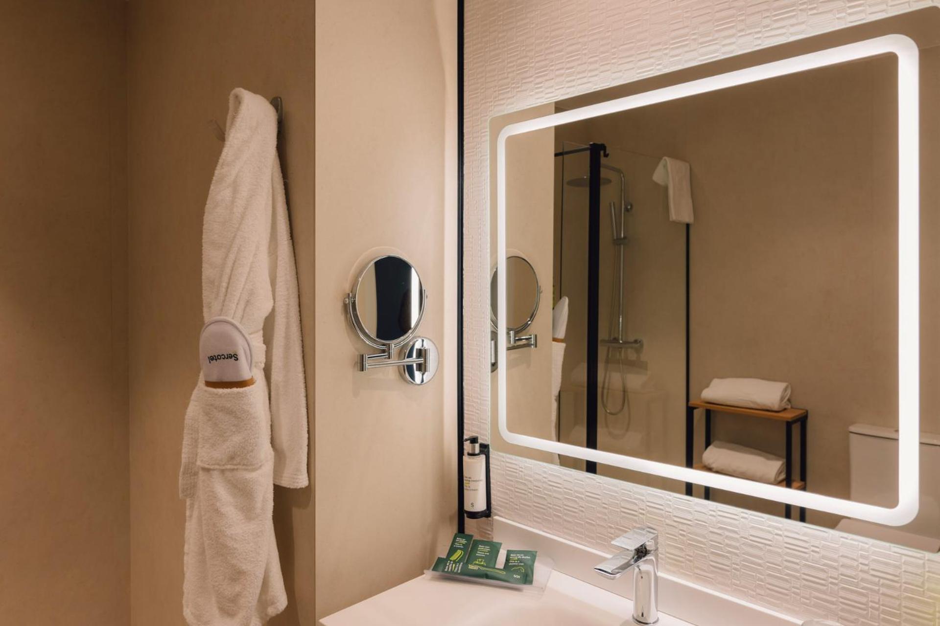 Double or Twin Room - Photo 6