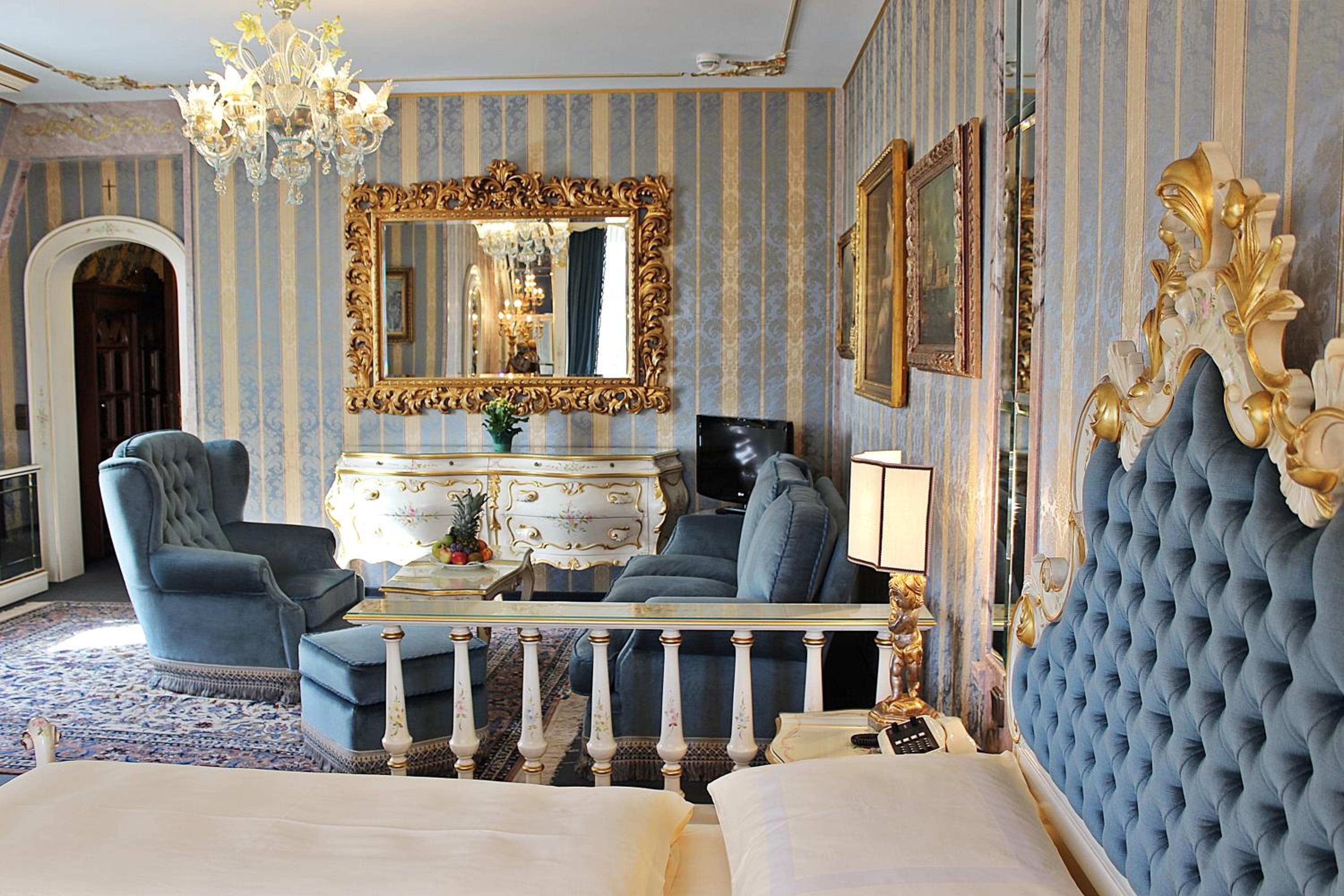 Suite - Photo 19