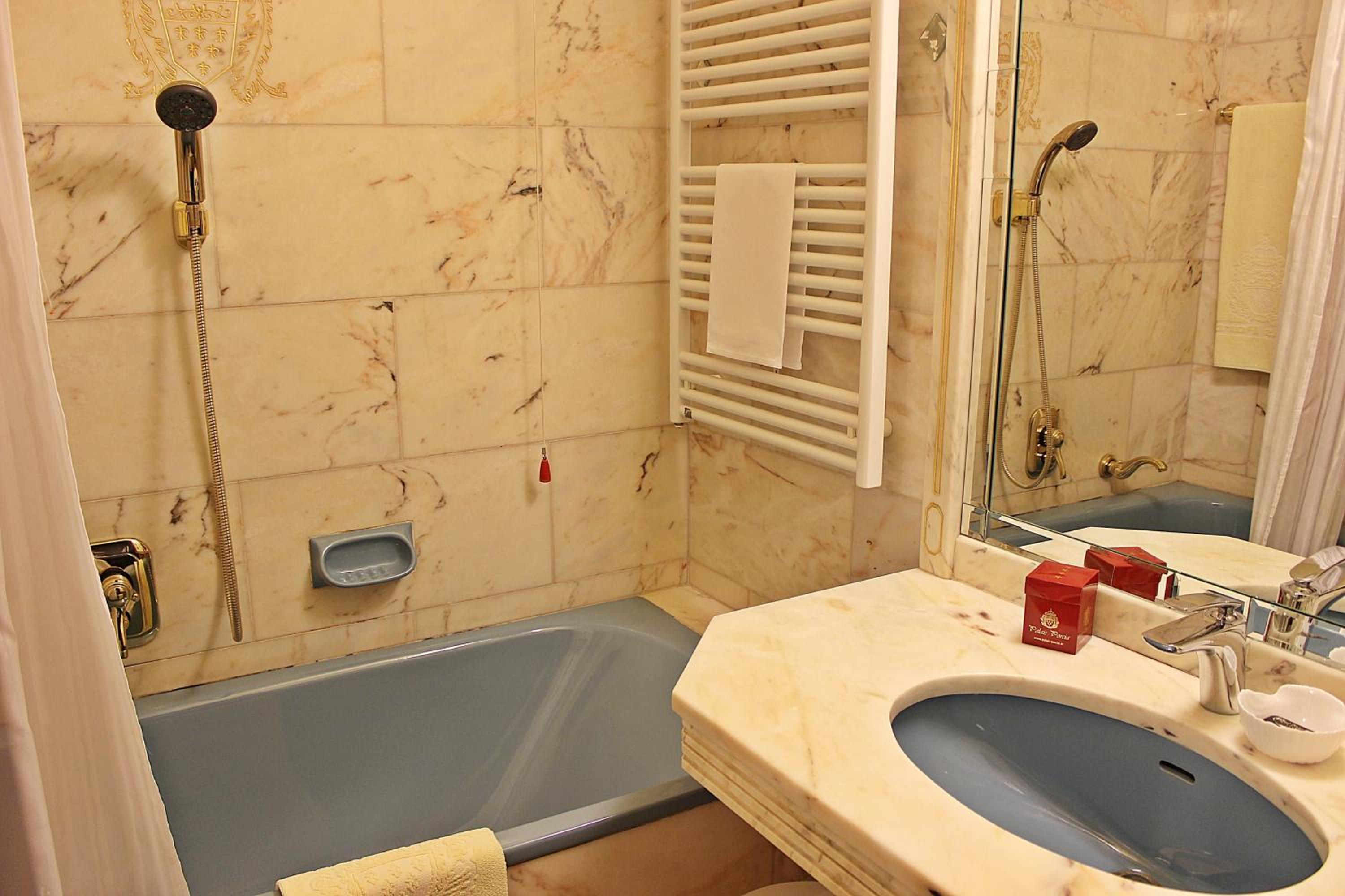 Suite - Photo 17