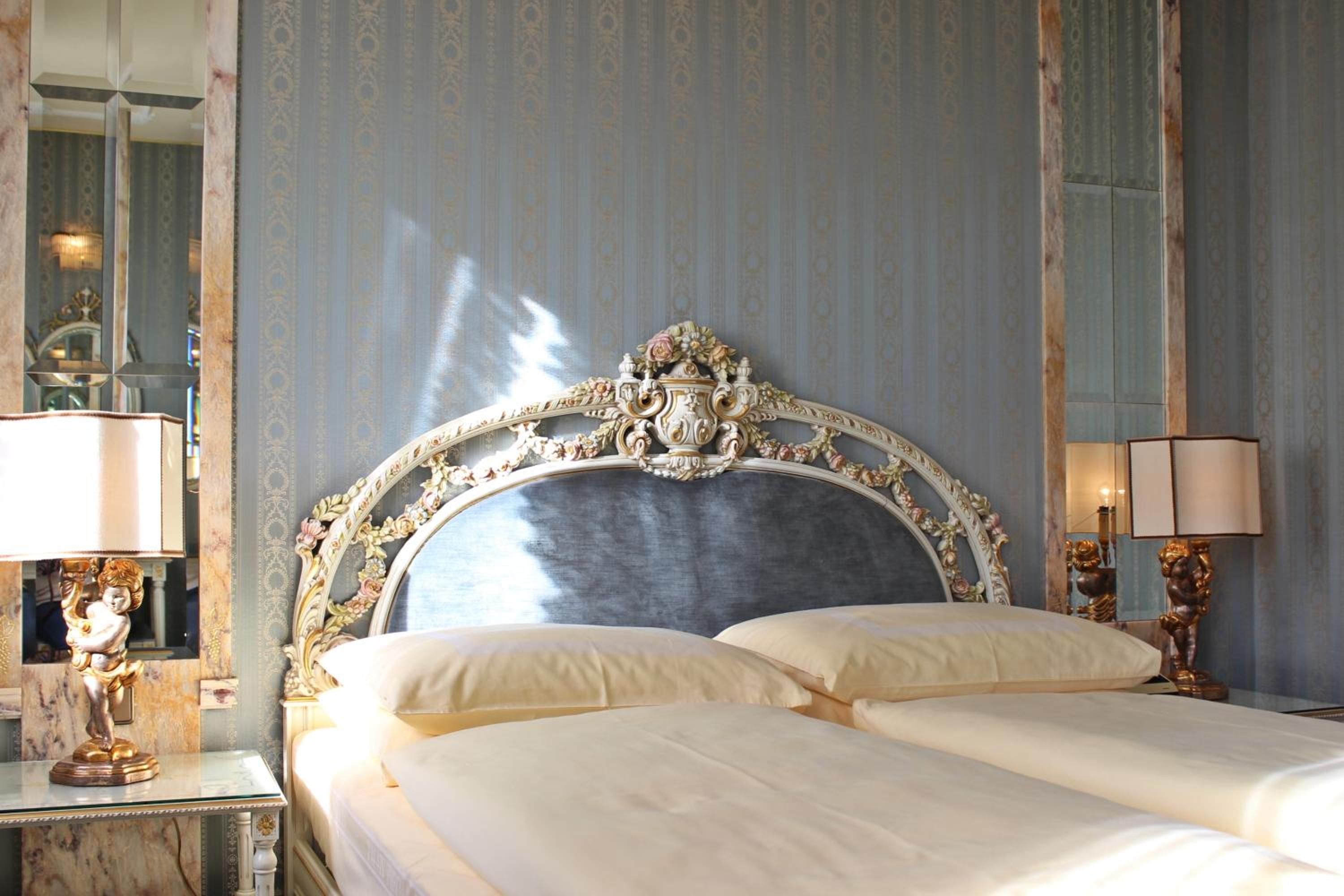 Suite - Photo 13