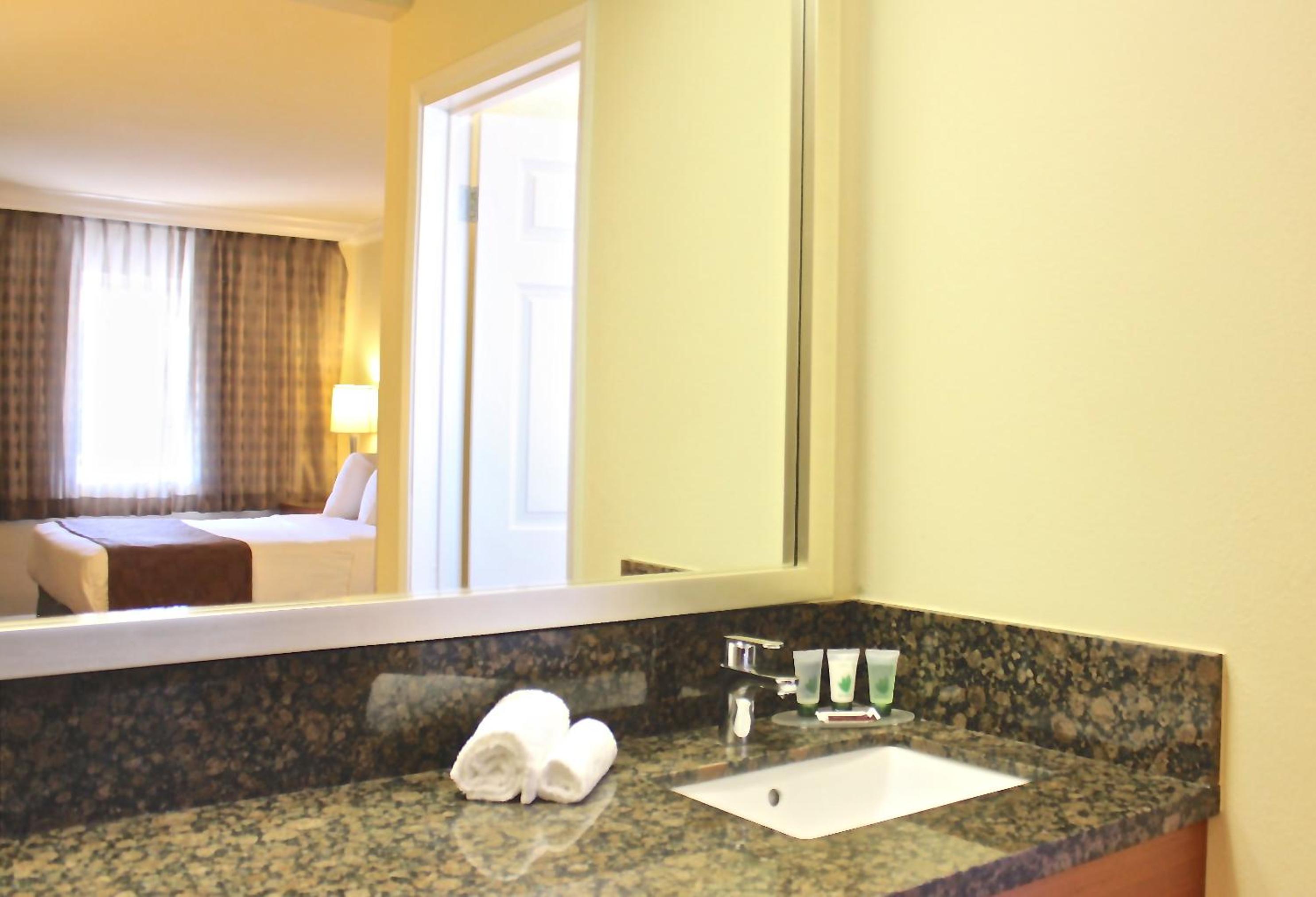 Queen Room with Two Queen Beds - Photo 9