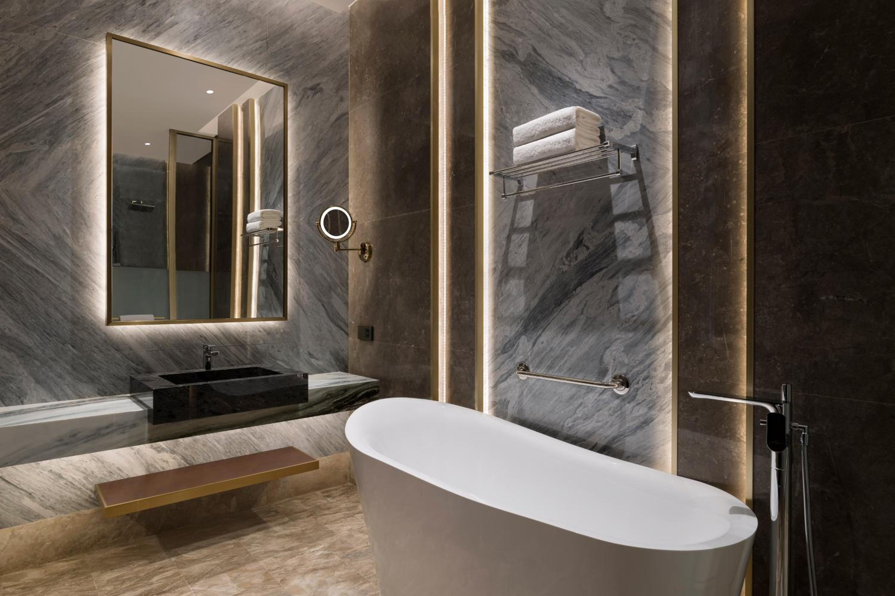 Deluxe King Room - Photo 4