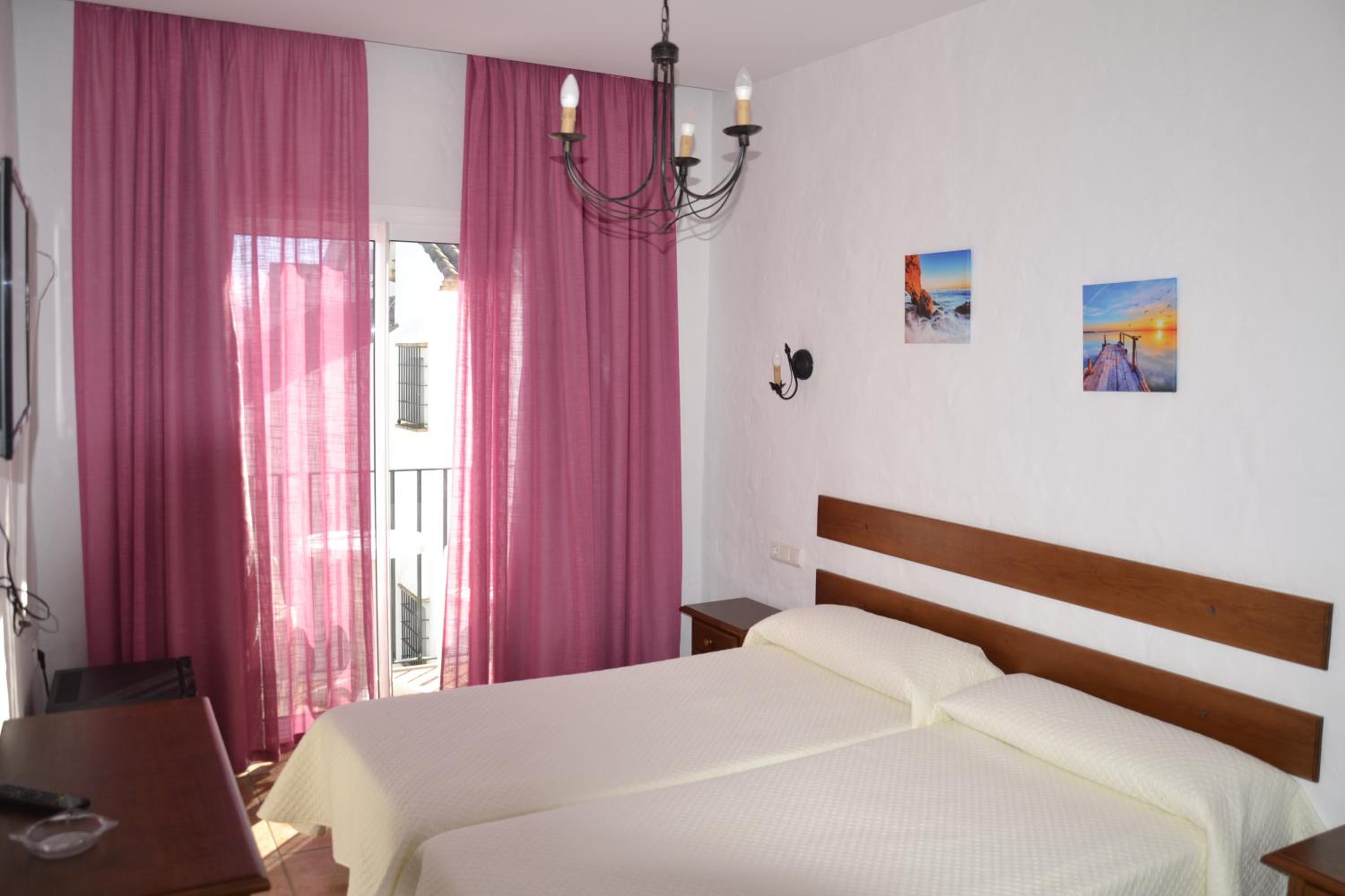 Standard Twin Room - Photo 9