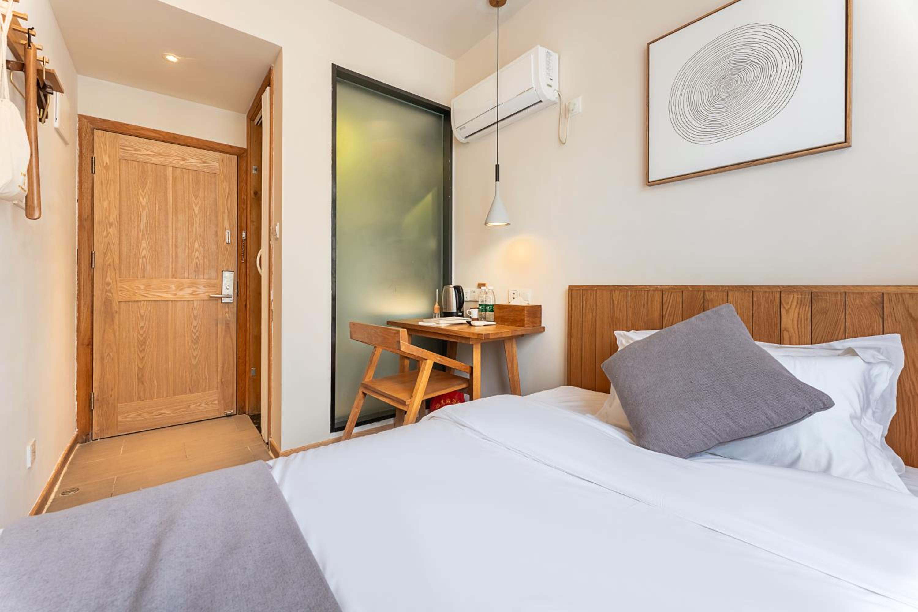 Single Room with Private Bathroom photo 2