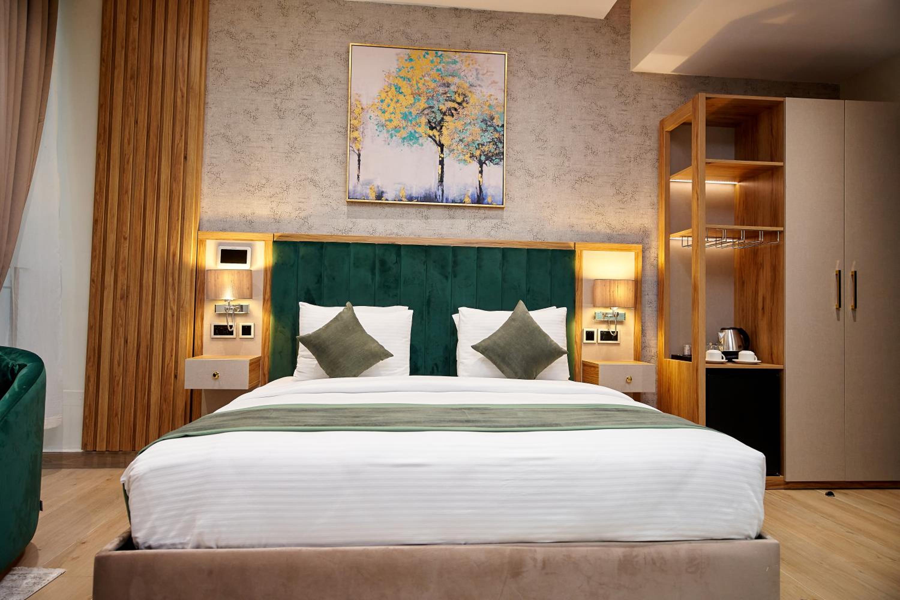Deluxe Queen Room