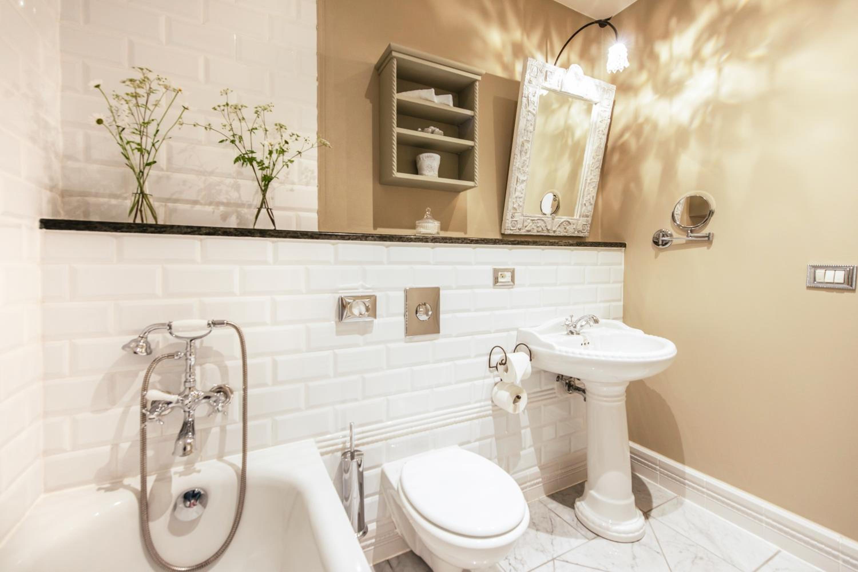 Luxury Suite - Photo 8
