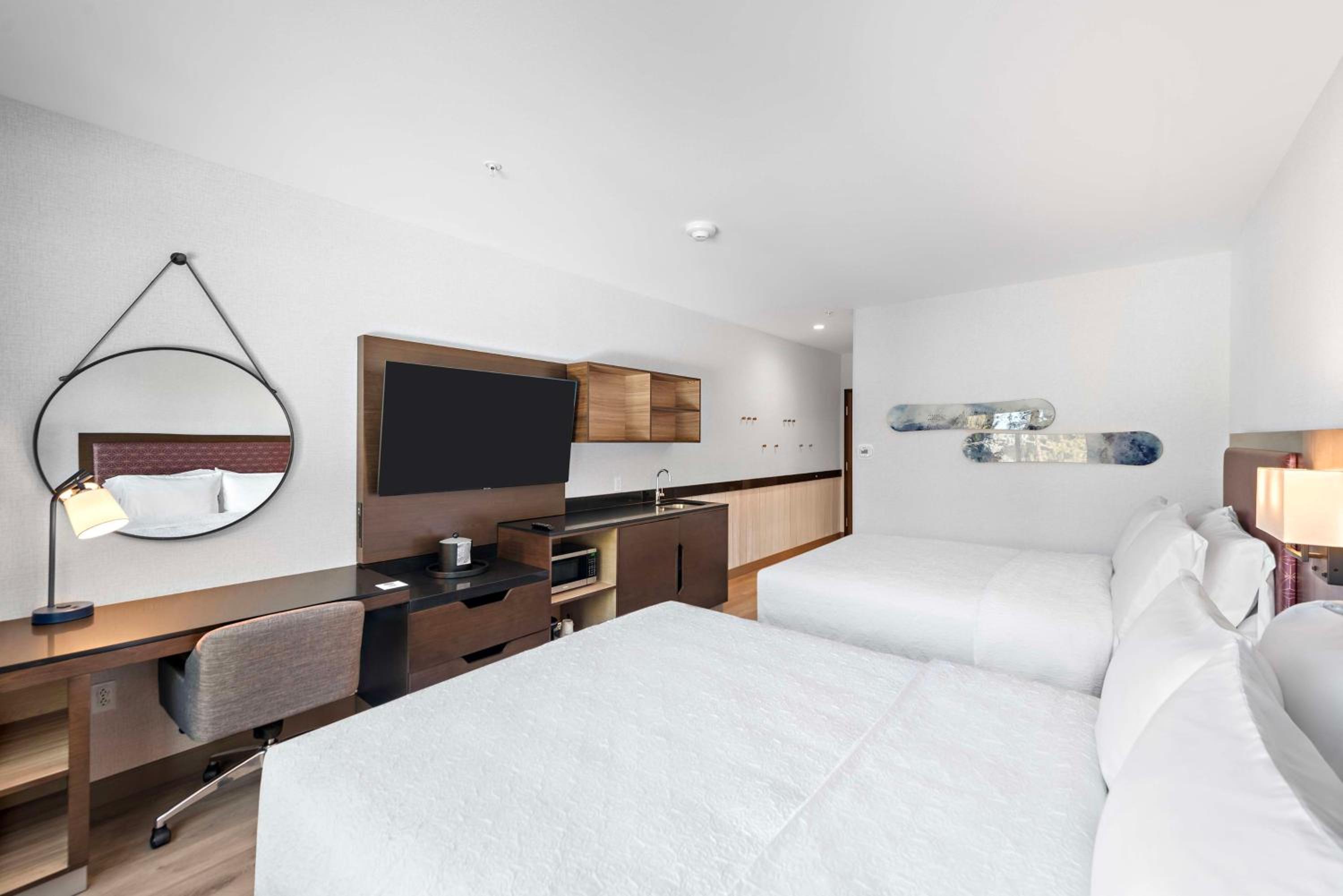 Queen Room with Two Queen Beds - Photo 3