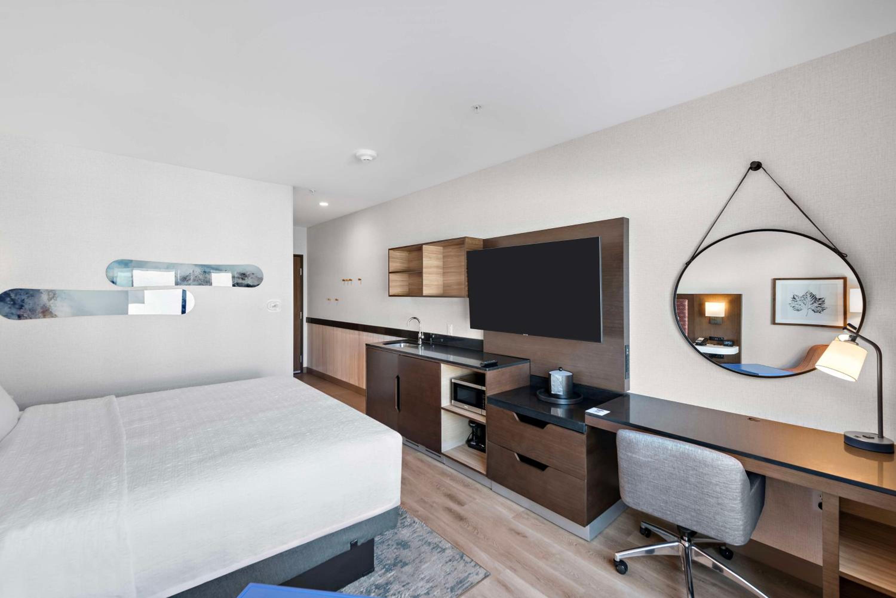 King Room with Microwave and Fridge - Photo 2