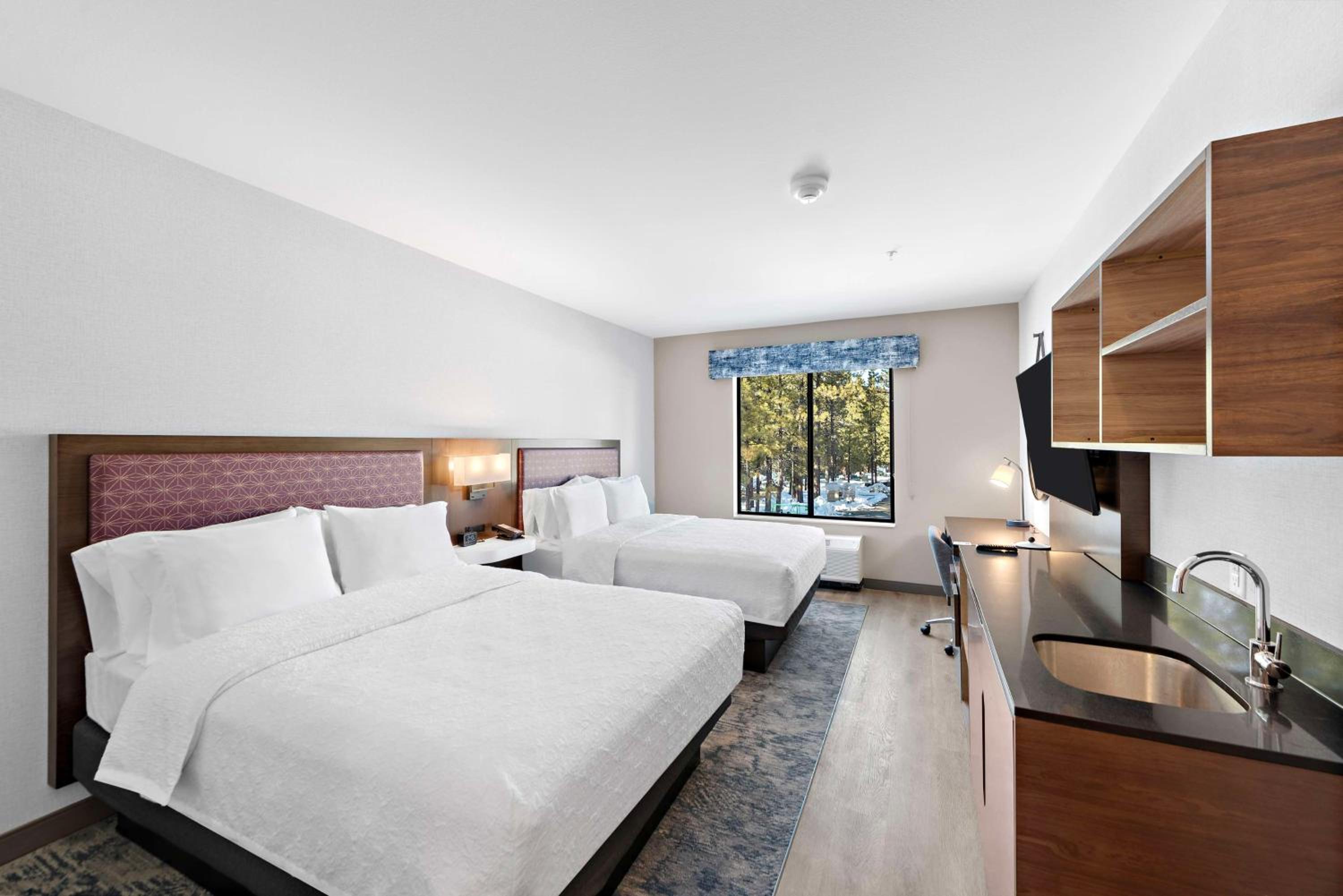 Queen Room with Two Queen Beds - Photo 4