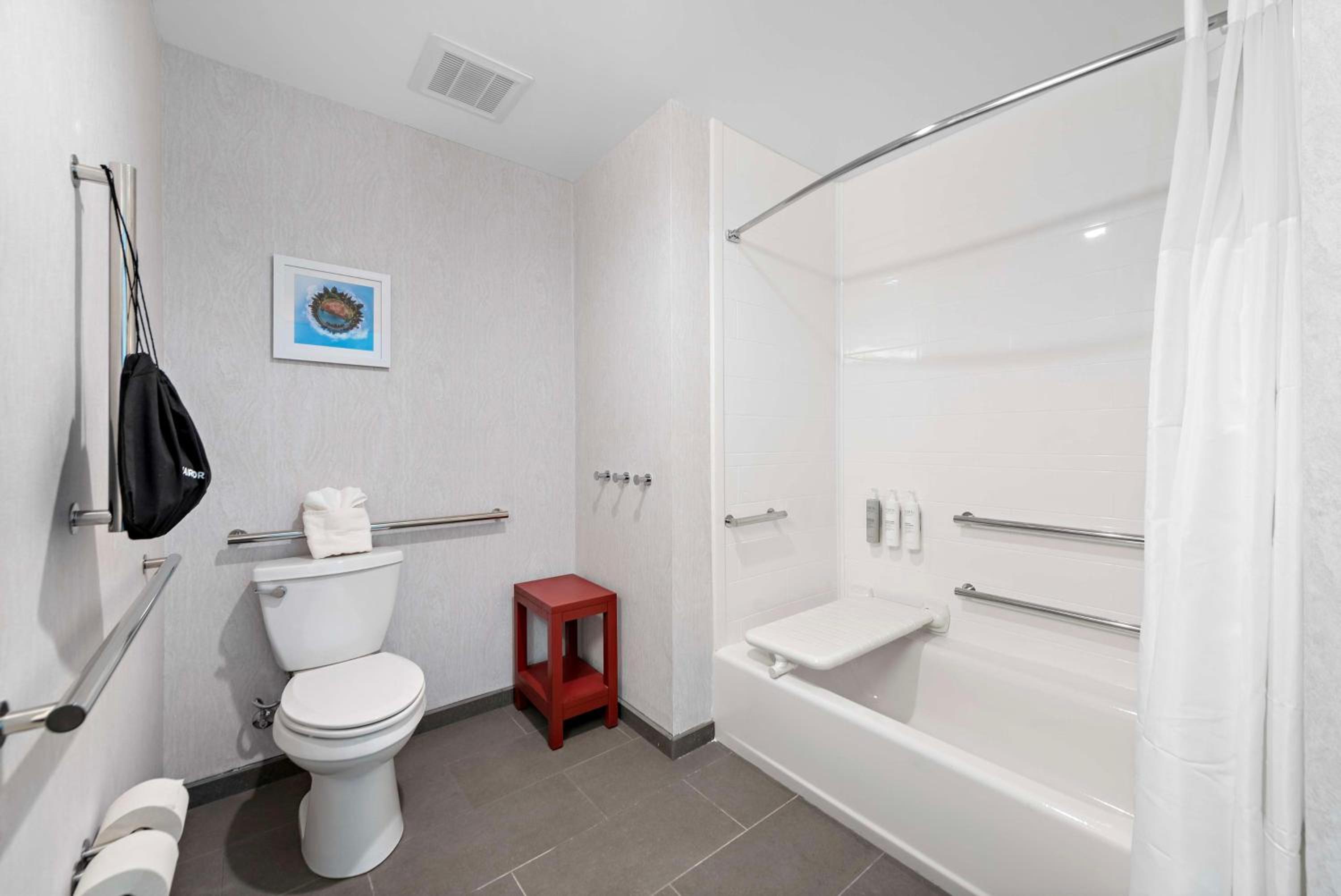 Queen Room with Two Queen Beds and Bath Tub - Mobility Access - Photo 4