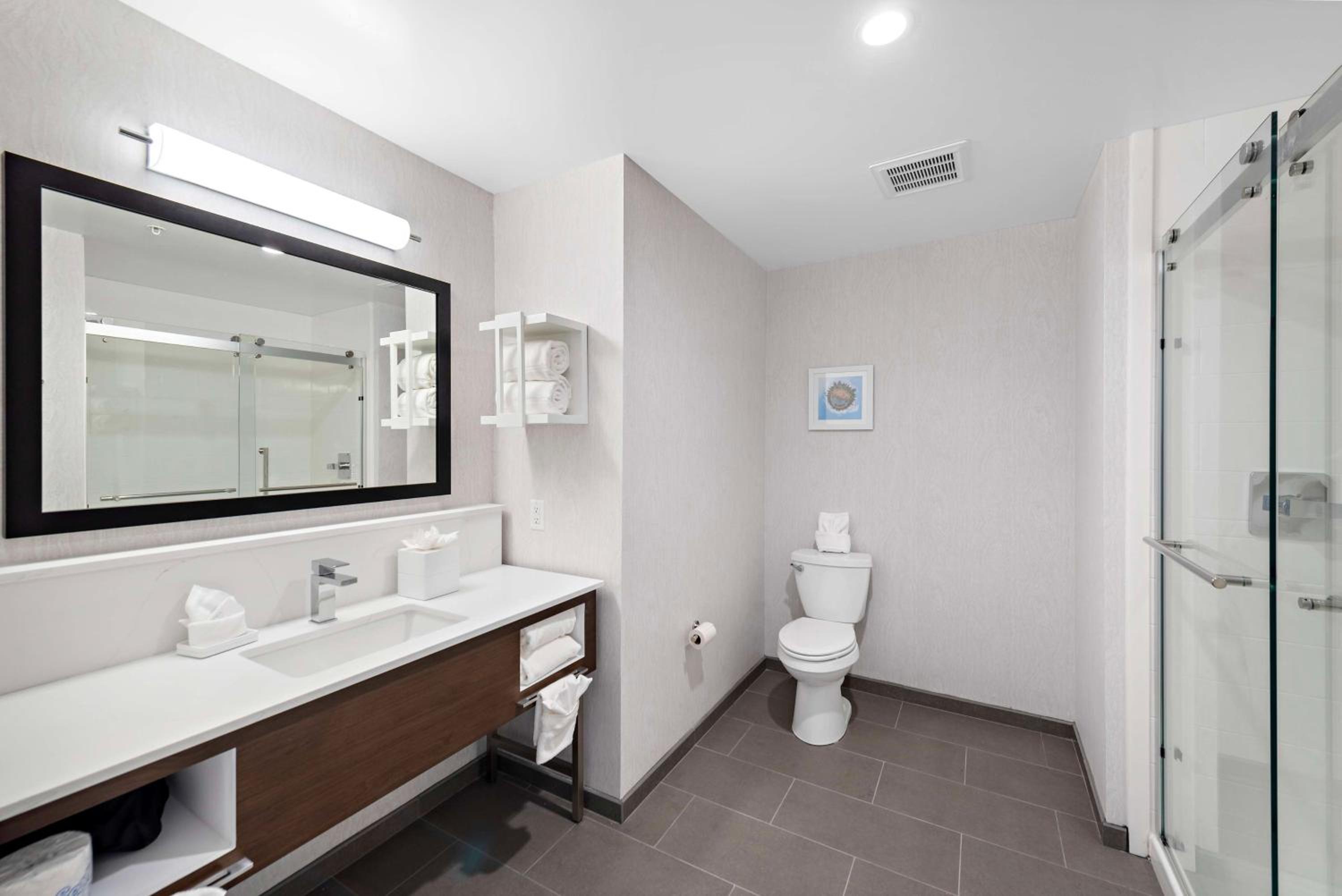 King Room with Microwave and Fridge - Photo 4