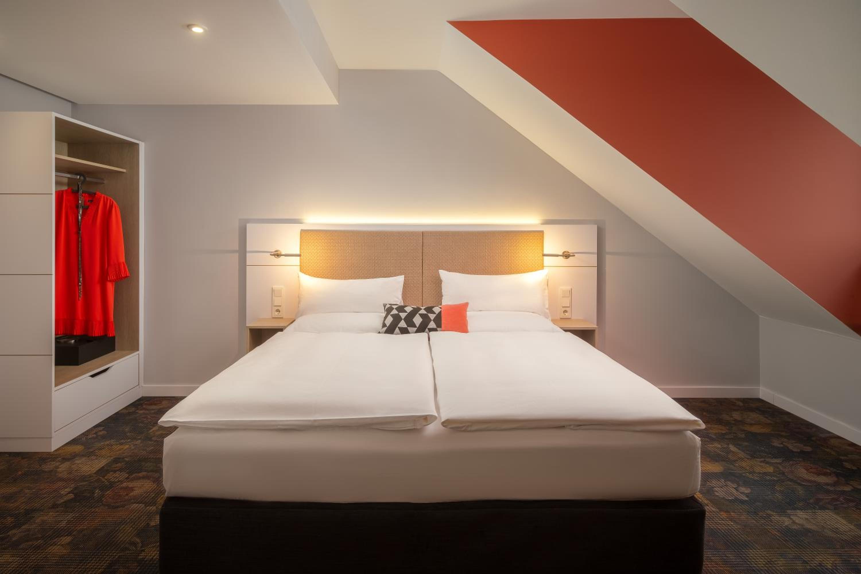Business double room city side thumbnail 6