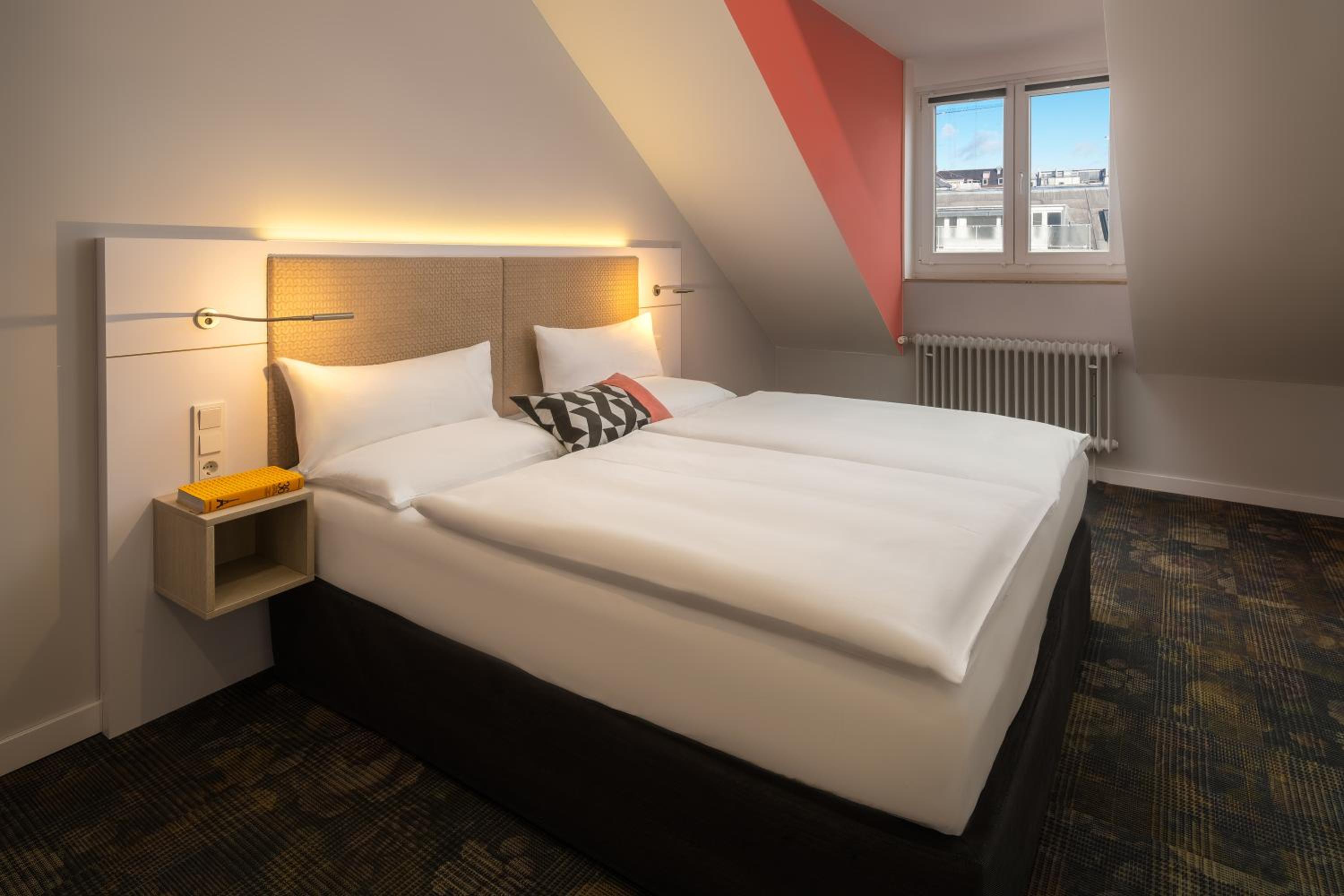 Business double room city side thumbnail 5