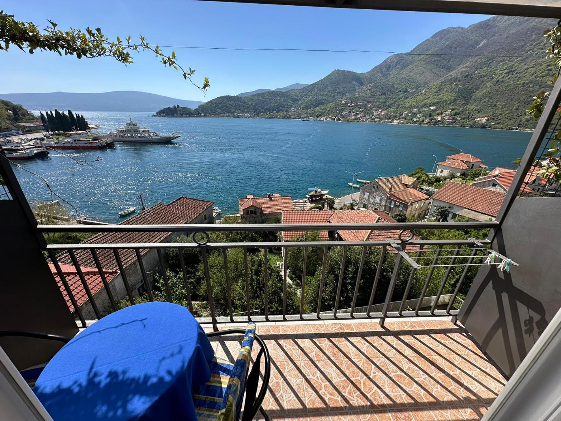 Studio Apartment with Balcony and Sea View