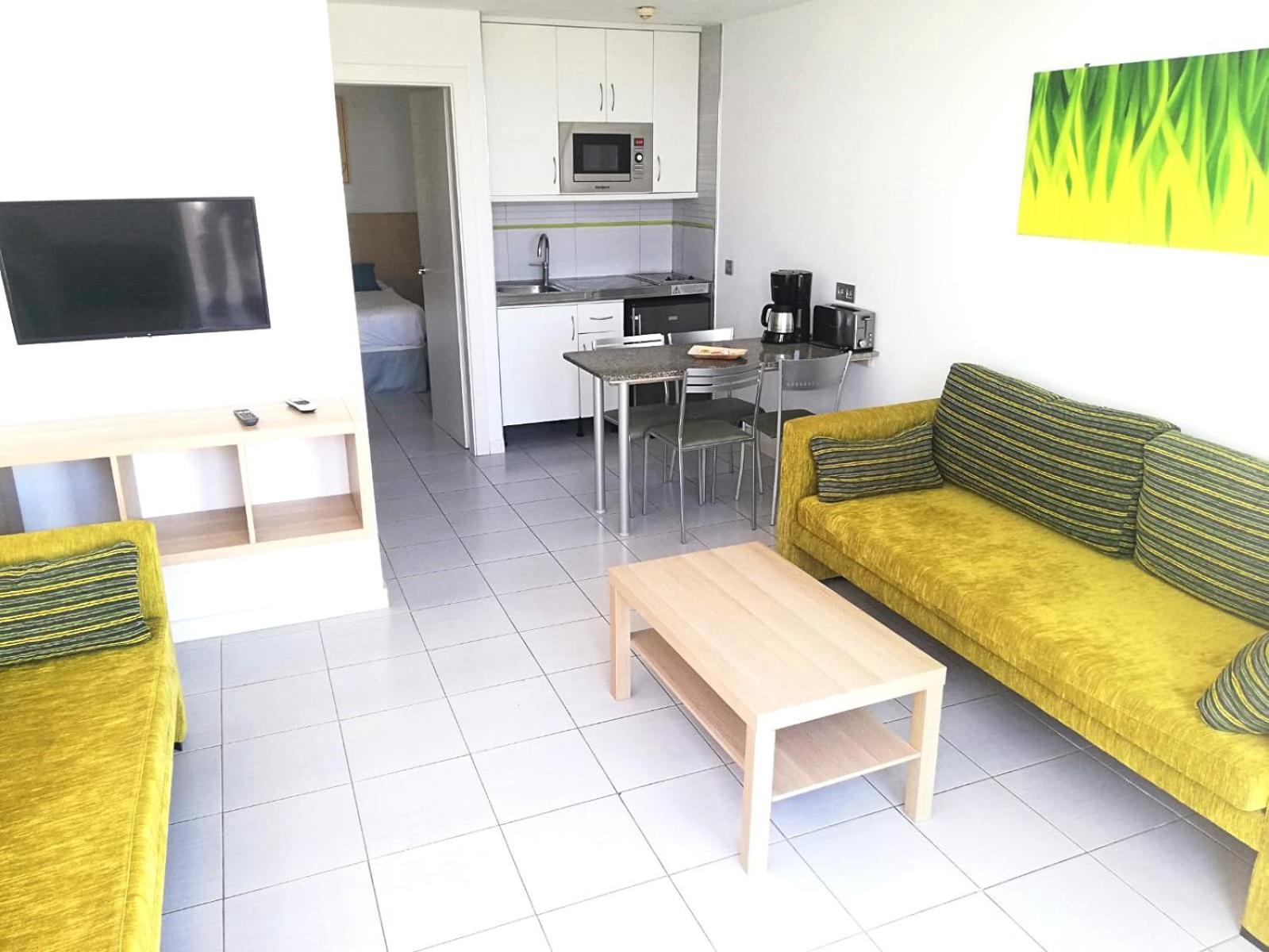 Classic One Bedroom Apartment with Balcony and Sea View and Air Conditioning - Photo 14
