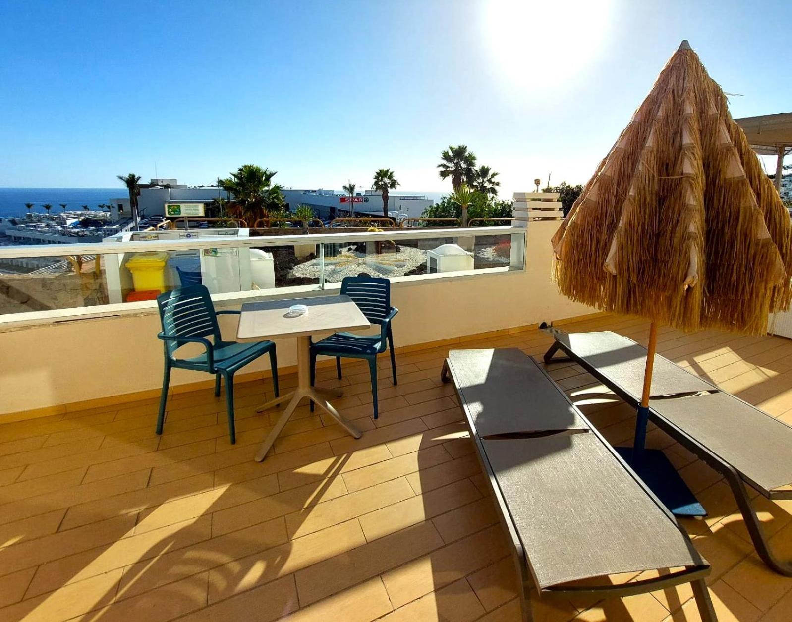 Classic One Bedroom Apartment with Balcony and Sea View and Air Conditioning - Photo 12