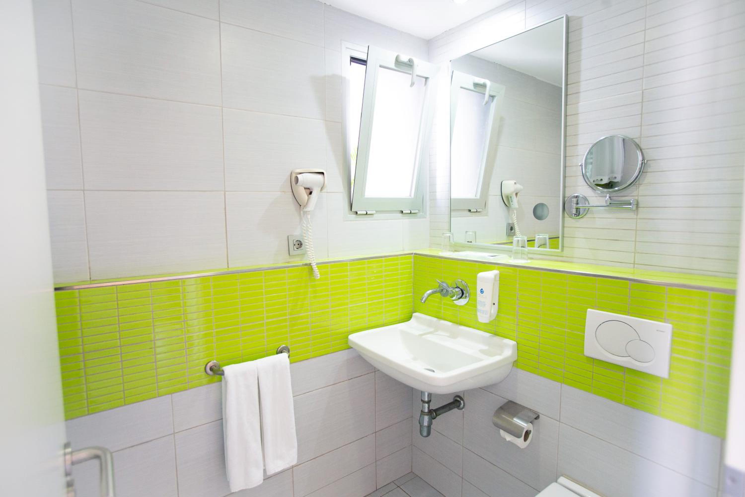 Classic One Bedroom Apartment with Balcony and Sea View and Air Conditioning - Photo 9