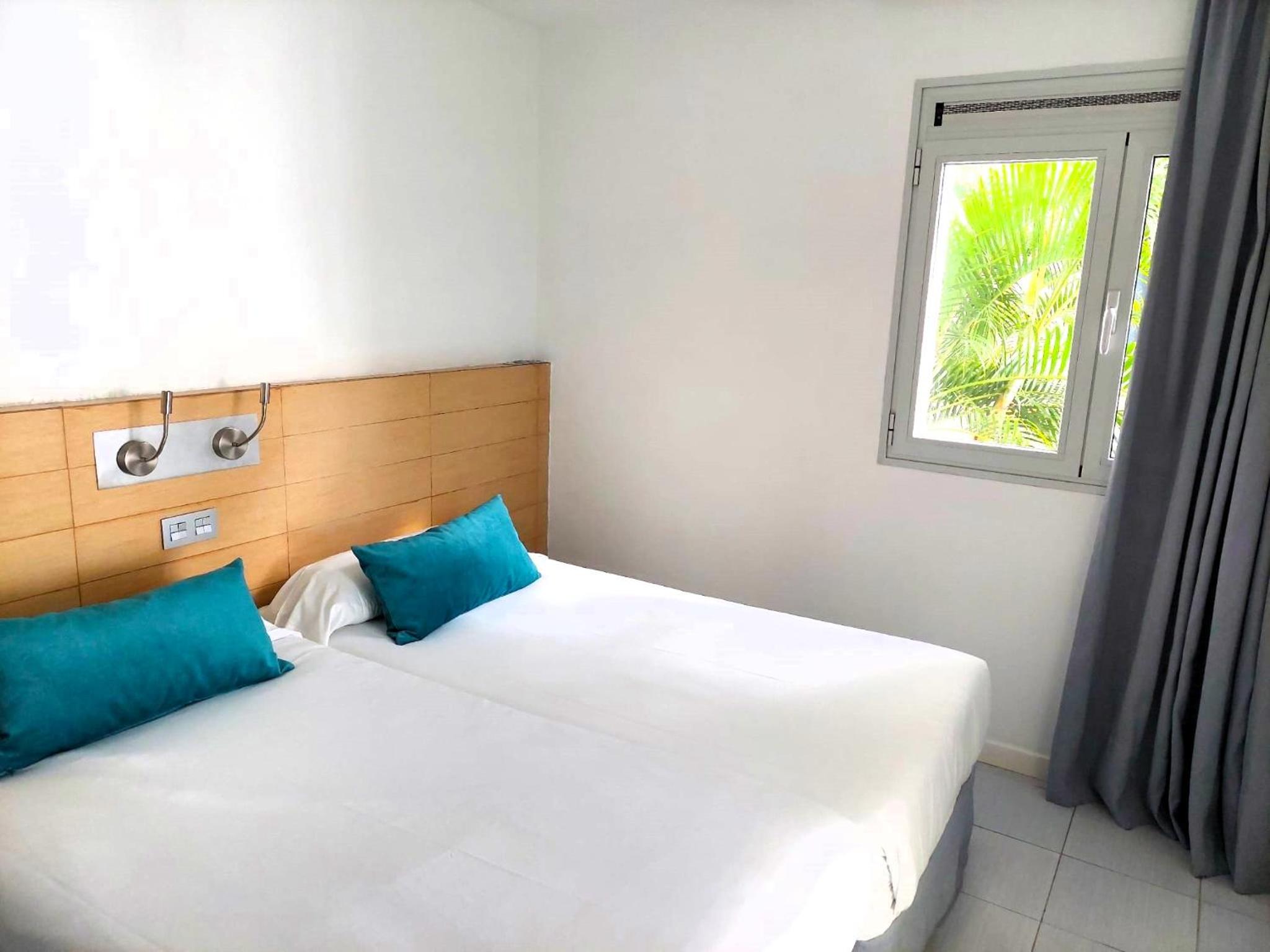 Classic One Bedroom Apartment with Balcony and Sea View and Air Conditioning