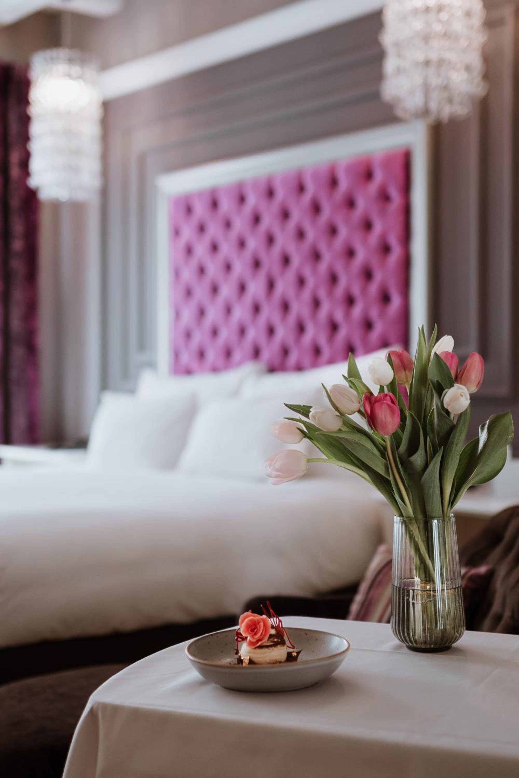 Aria Signature - Large Luxury King Room 