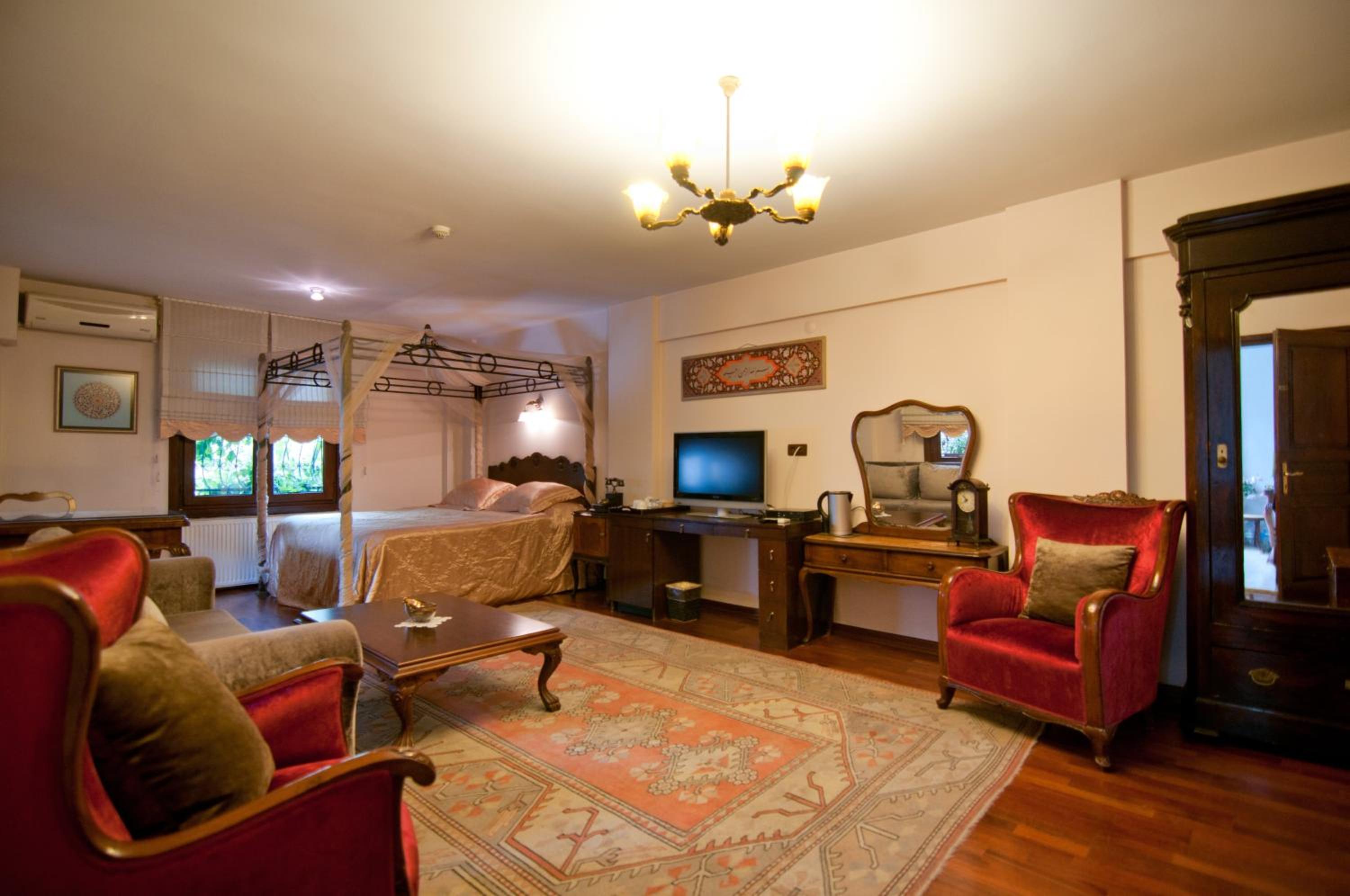 Deluxe King Suite photo 3