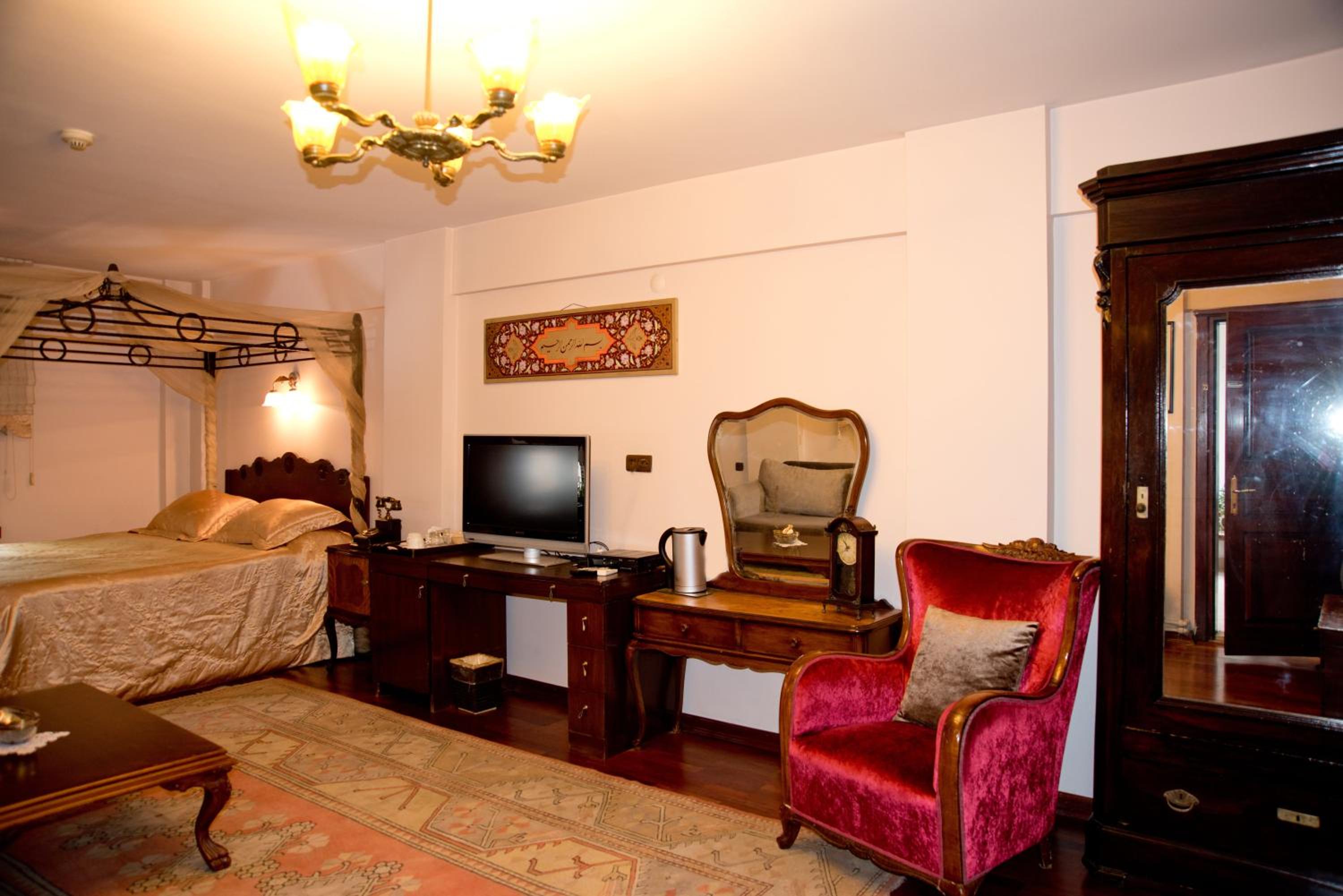 Deluxe King Suite photo 2