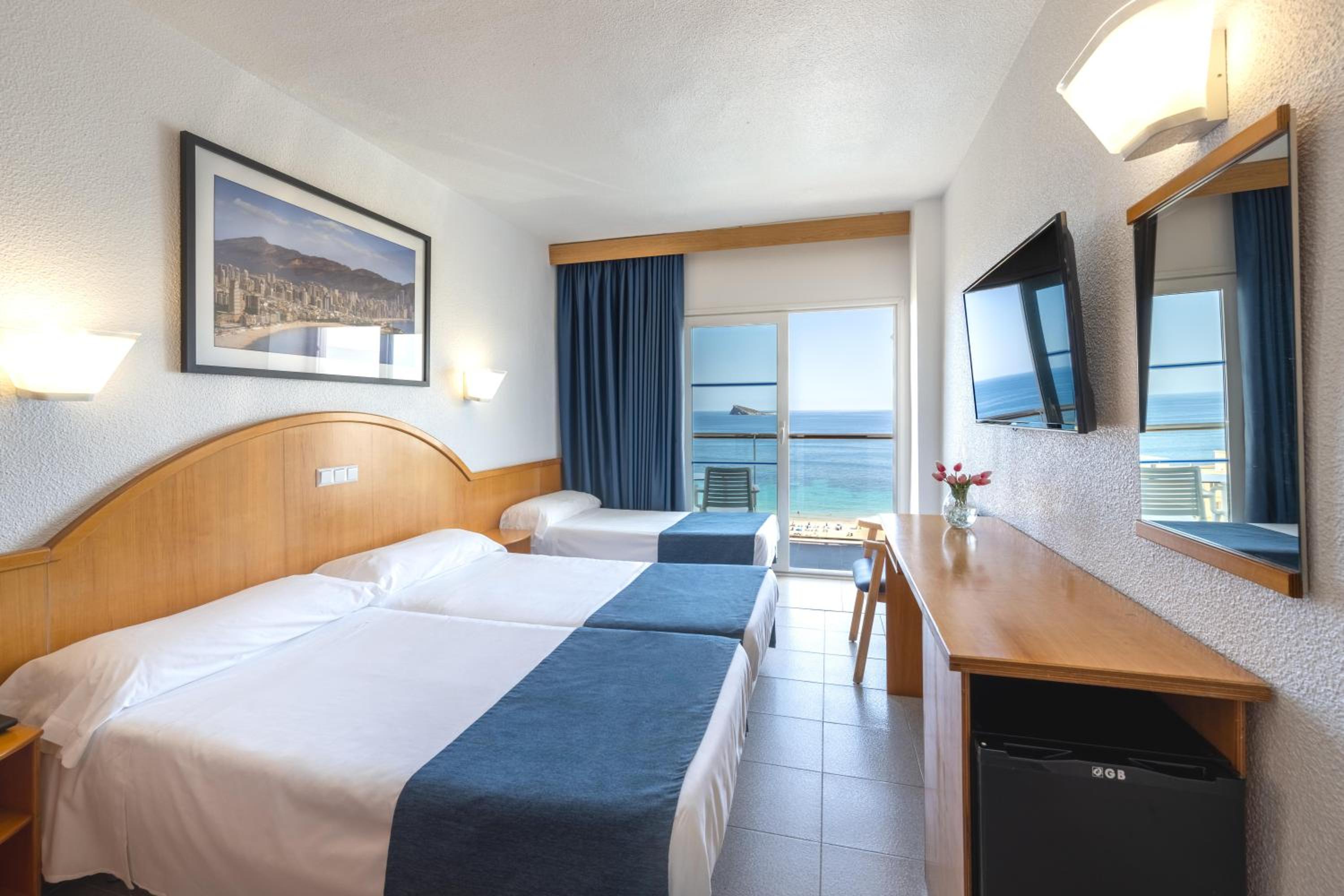 Double or Twin Room with Sea View (2 Adults + 1 Child) - Photo 2