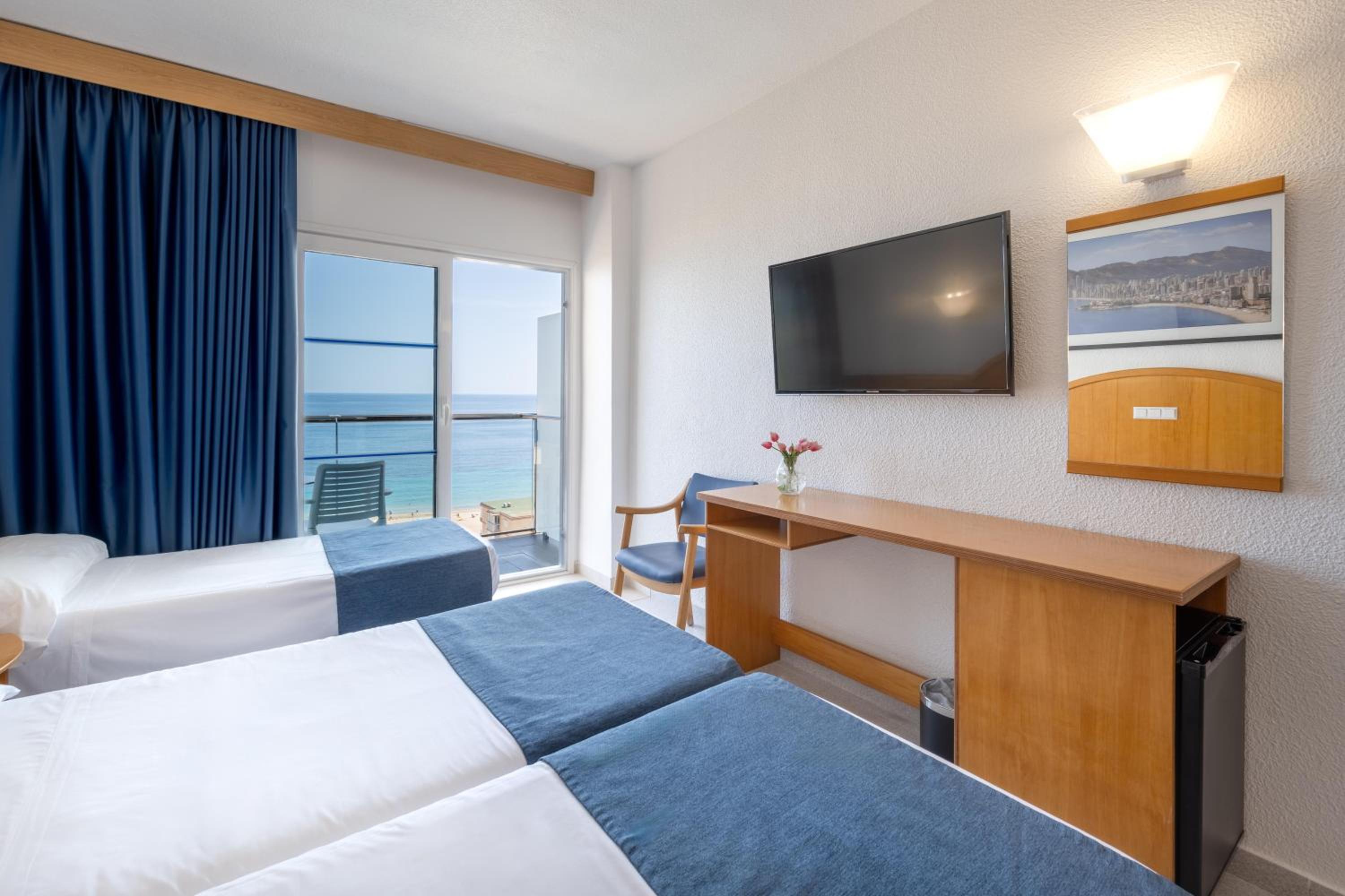 Double or Twin Room with Sea View (2 Adults + 1 Child) - Photo 3