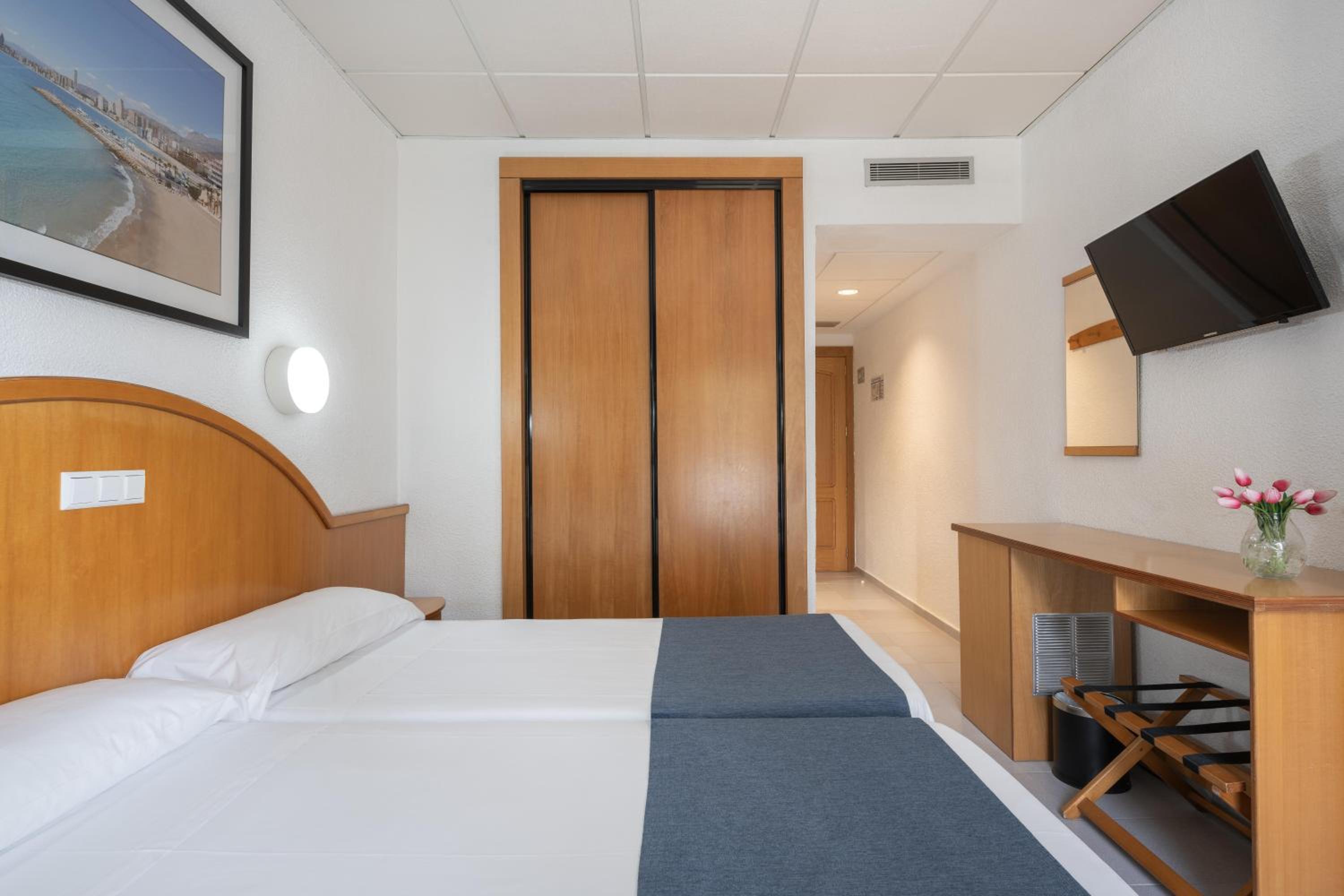 Double or Twin Room with Sea View (2 Adults) - Photo 5