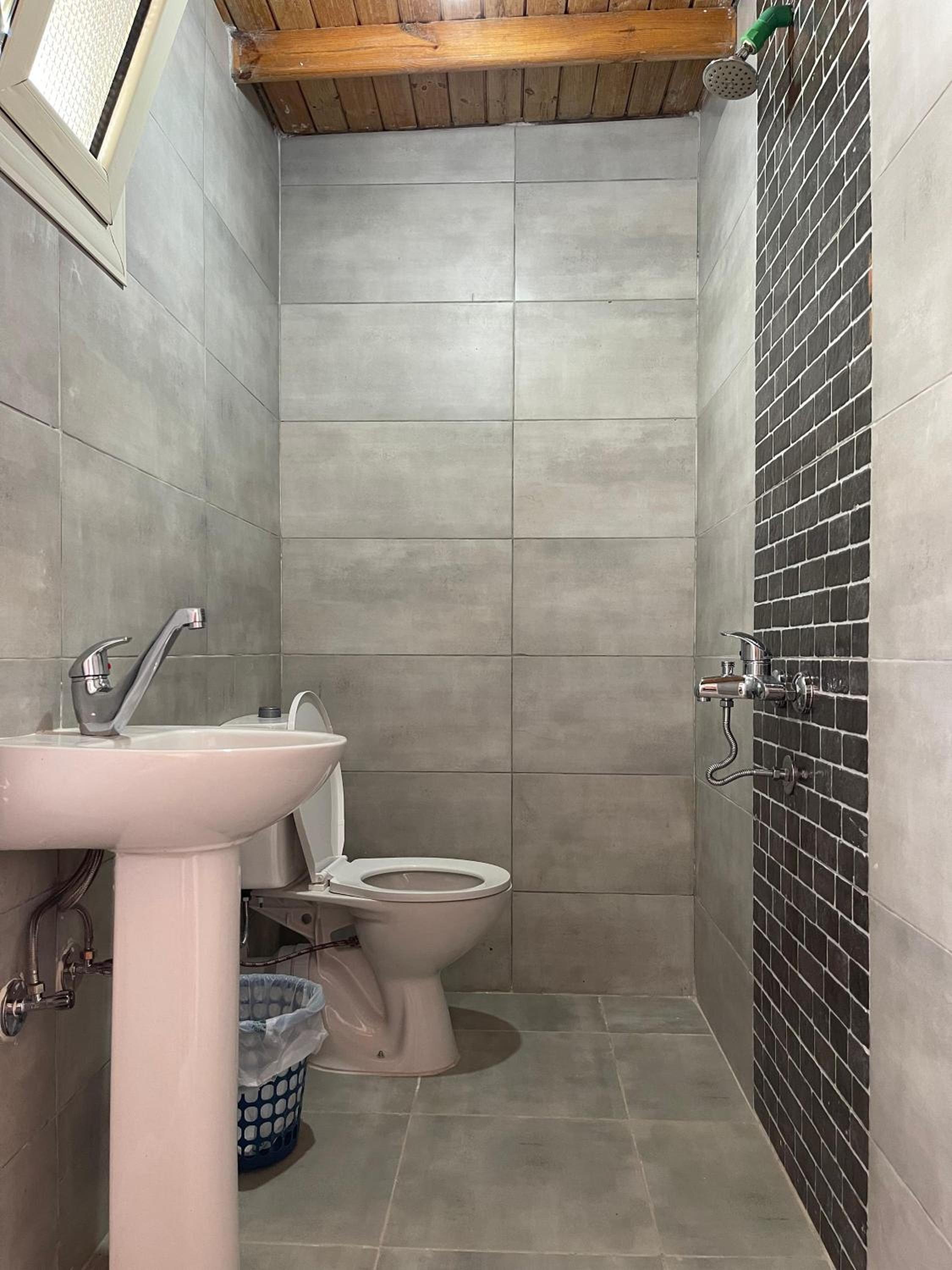 Double Room with Private Bathroom - Photo 2