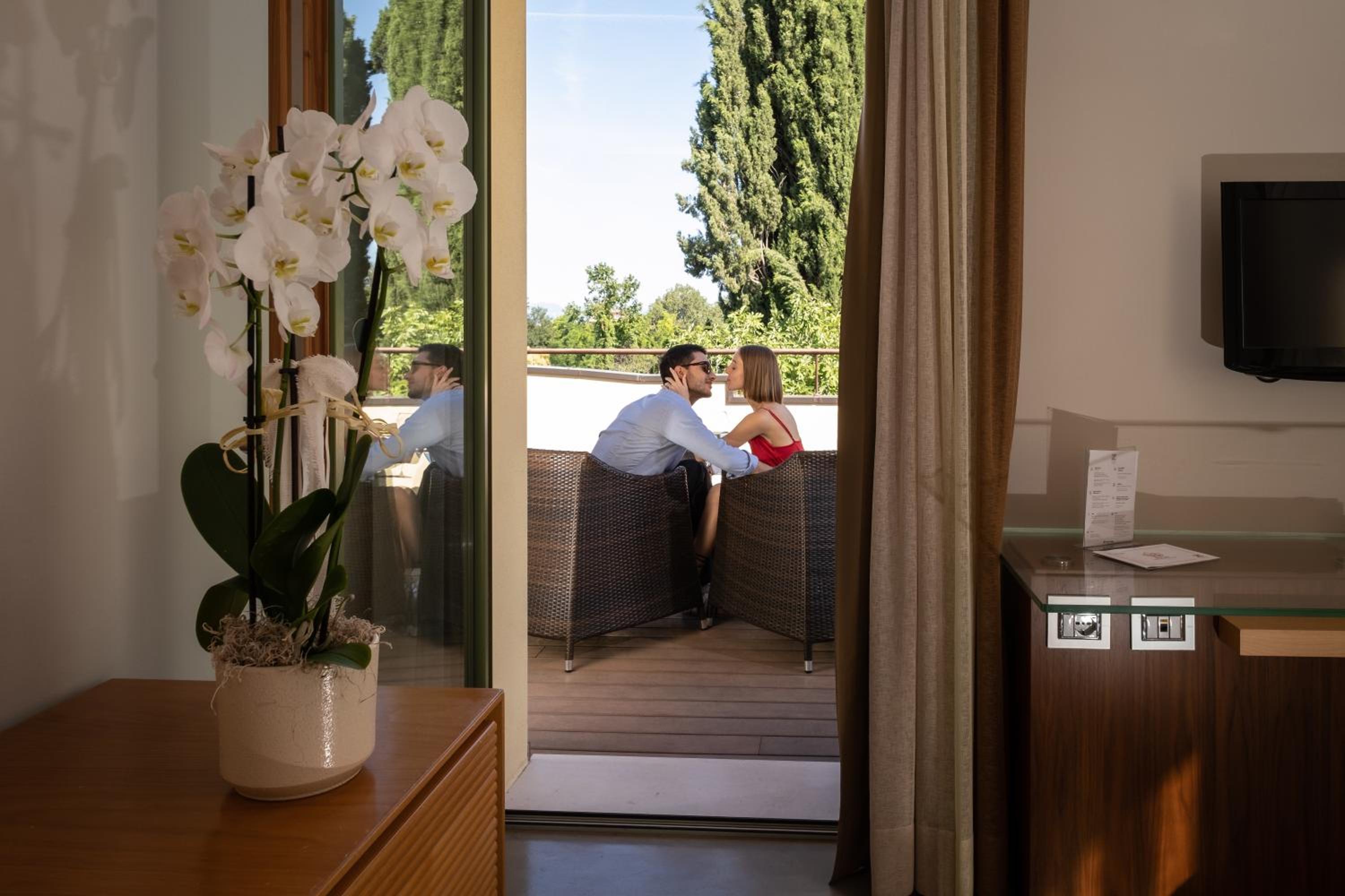 Junior Suite with Spa Bath - Photo 10